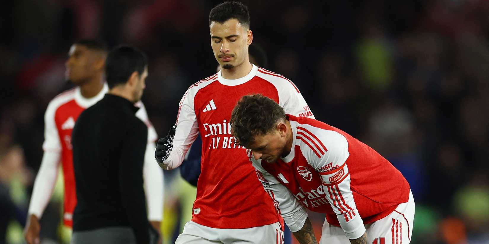 Ben White e Gabriel Martinelli, do Arsenal, parecem chateados após o jogo