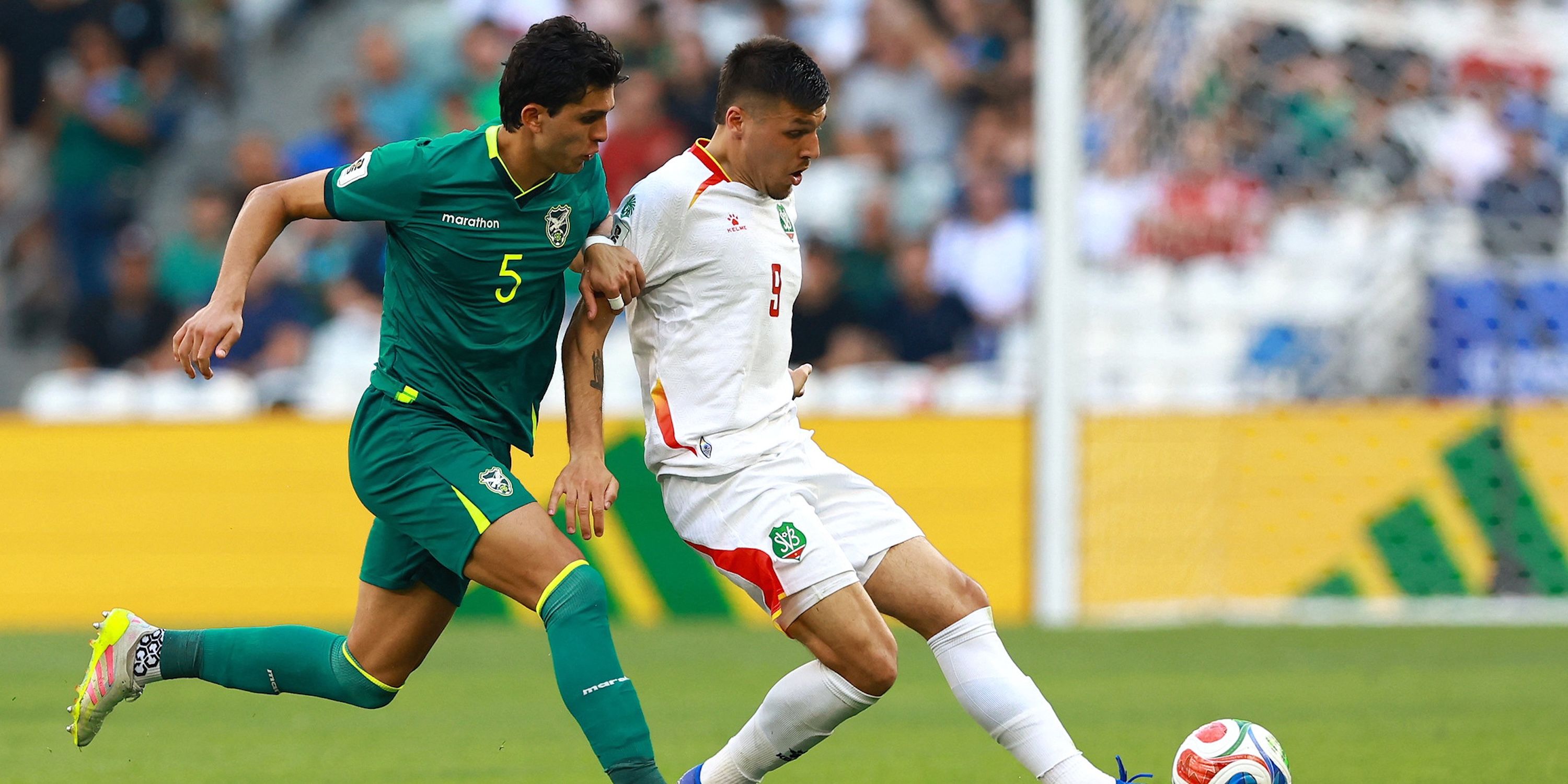 Efrain Morales from Bolivia playing with Joel Piroe from Suriname 