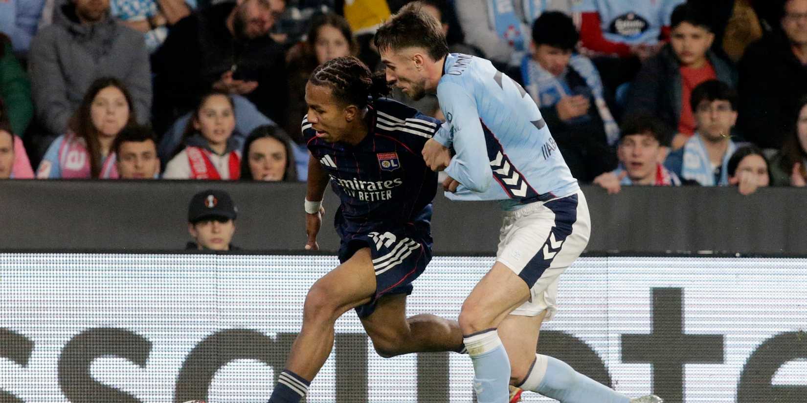 Oscar Mangueza, do Celta Vigo, em ação com Steve Congo, do Olympique Lyonnais 