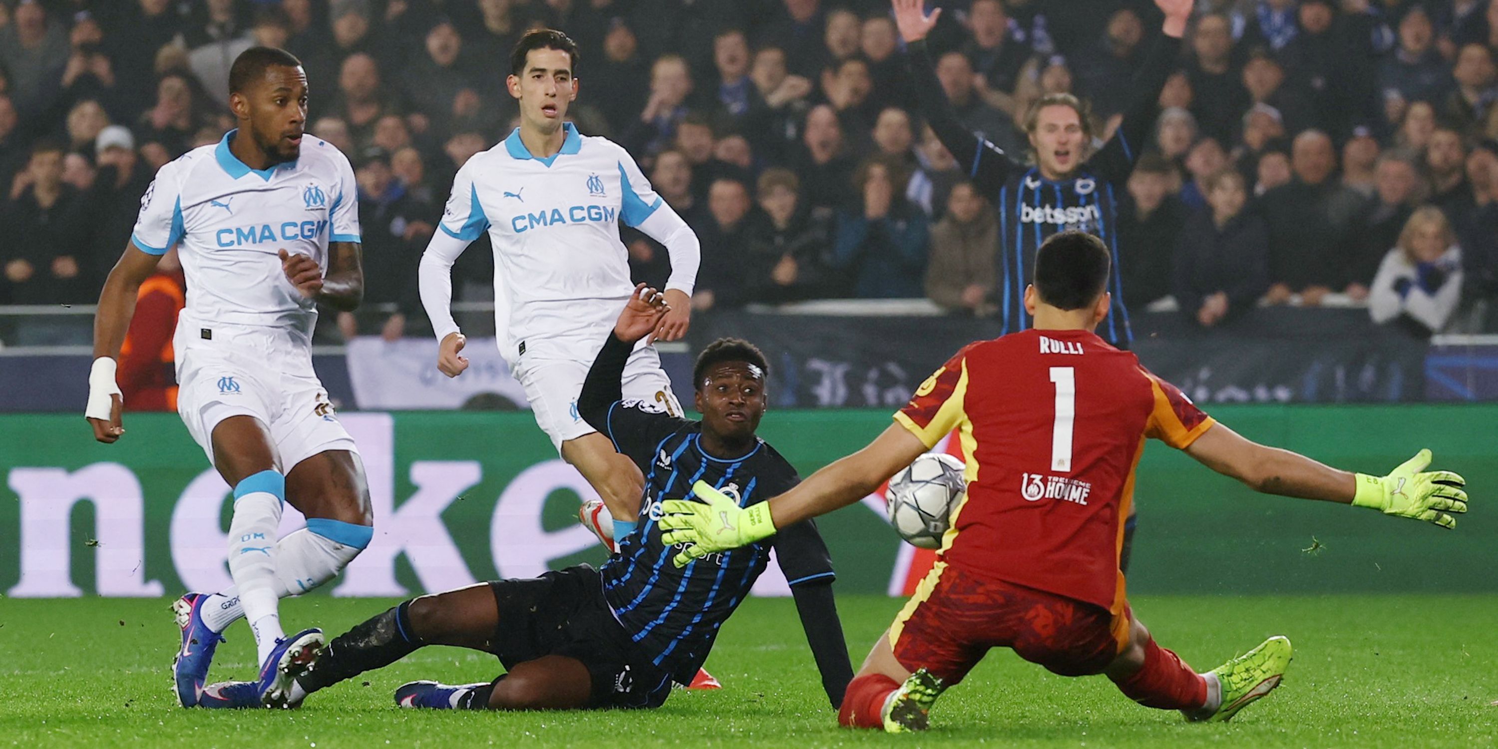 Mamadou Diakhon, do Club Brugge, em ação com Geronimo Rolli, do Olympique de Marseille 
