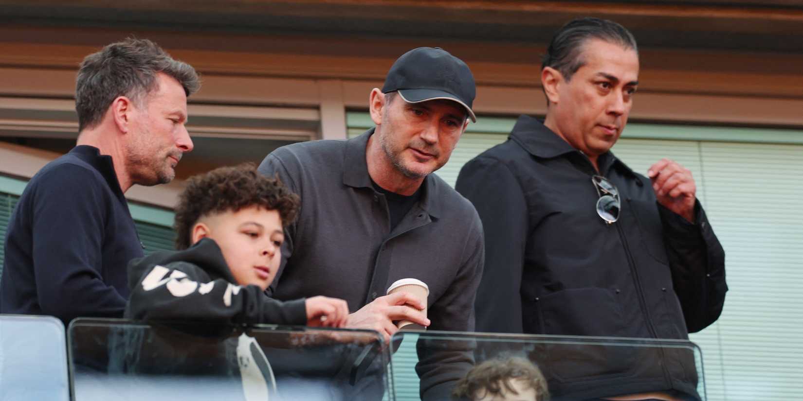 O técnico do Coventry City e ex-jogador do Chelsea, Frank Lampard, nas arquibancadas antes do jogo