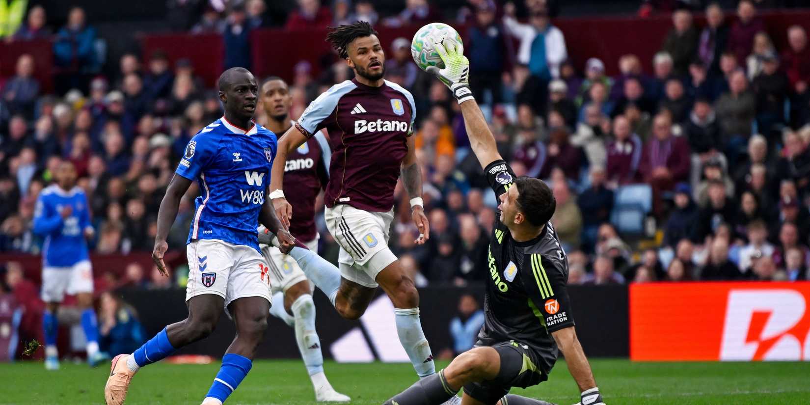 Emi Martinez saves from Habib Diarra
