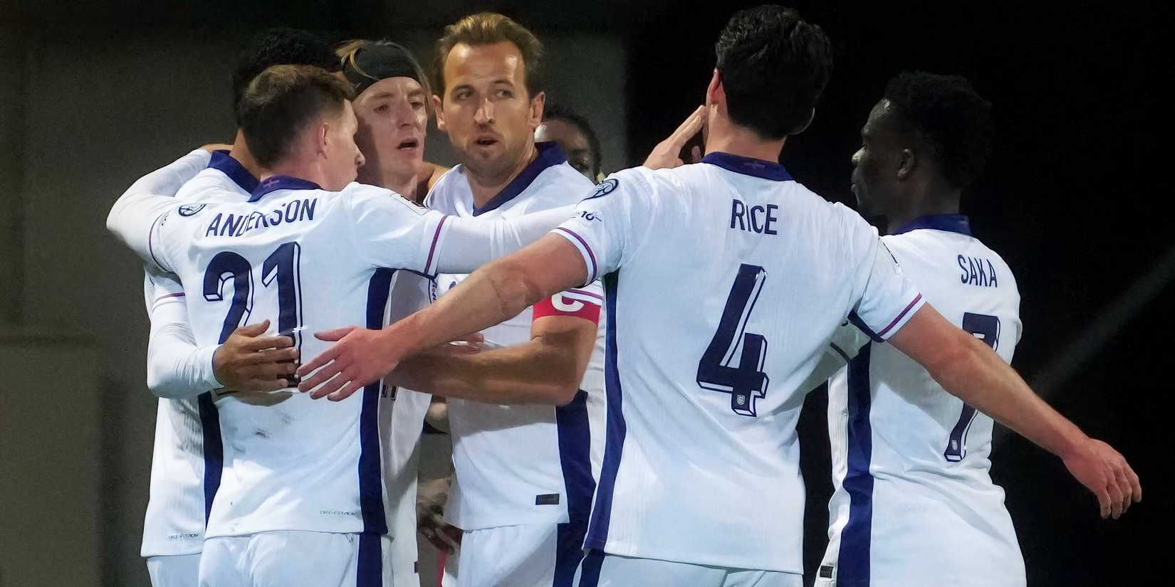 England players huddle 