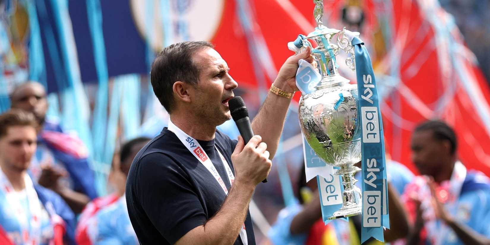 Frank Lampard with the Championship trophy