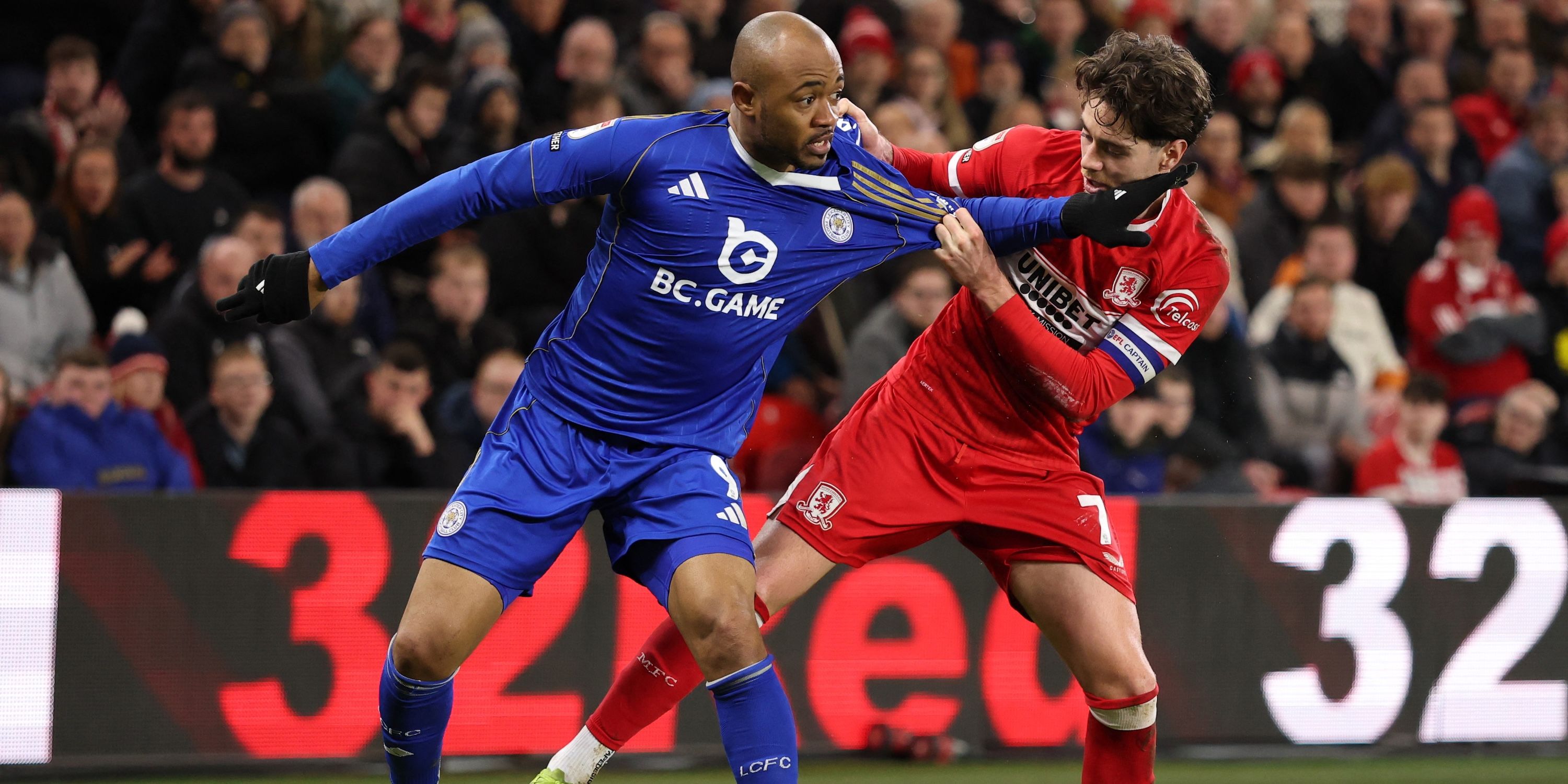 Jordan Ayew de Leicester City en acción con Hayden Hackney de Middlesbrough