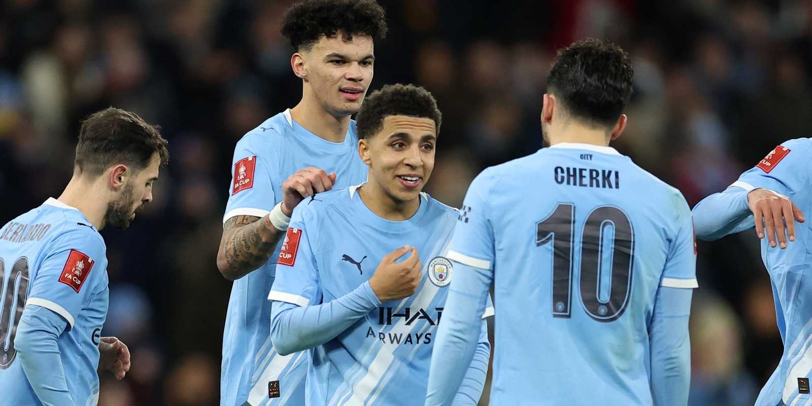 Nico O'Reilly, do Manchester City, comemora seu oitavo gol com Rico Lewis e Ryan Churkey