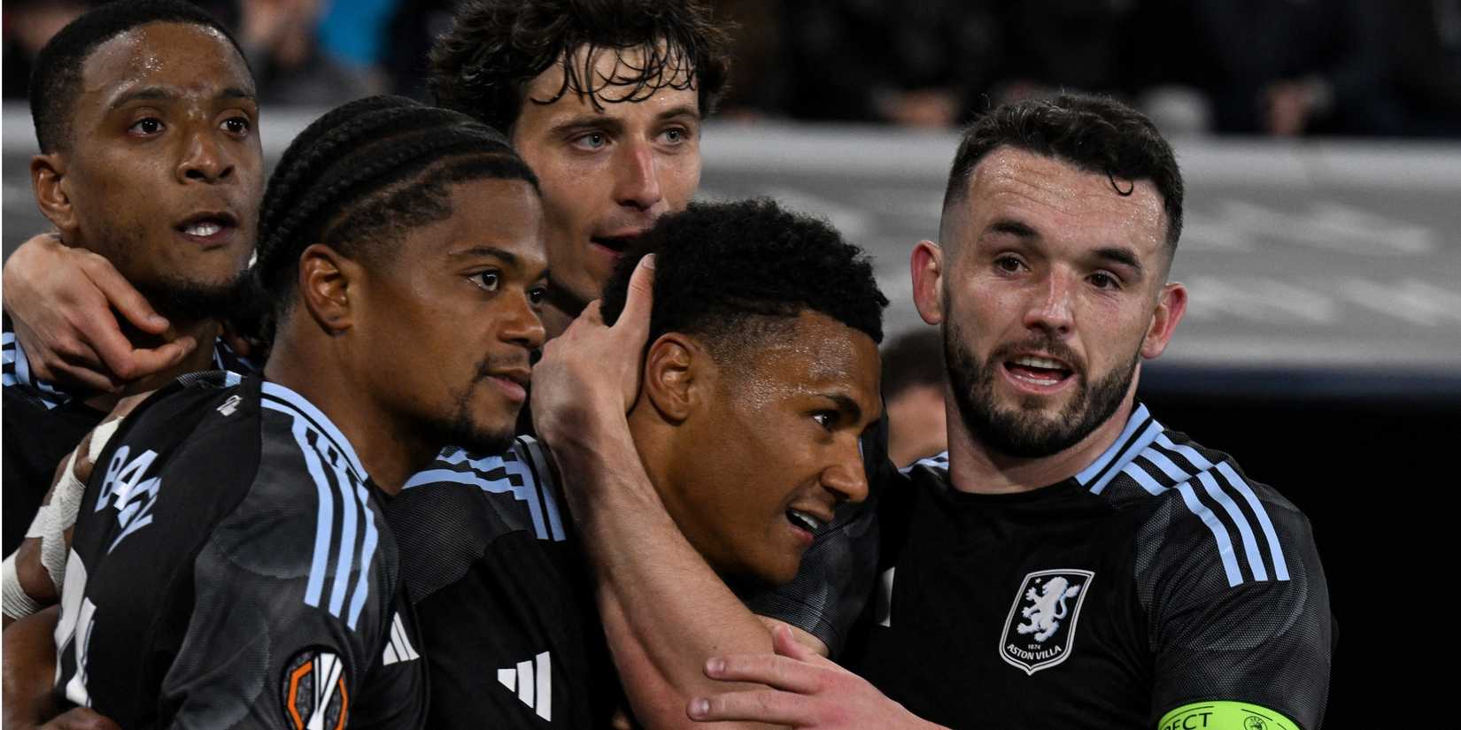 Aston Villa comemora gol contra o Bologna