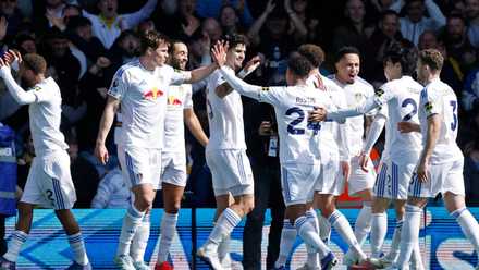 James Justin comemora o gol de abertura do Leeds