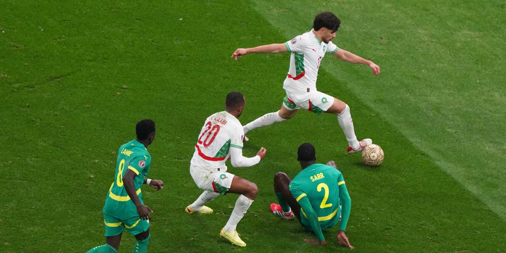 Abde Ezzalzouli e Ayoub El Kaabi do Marrocos em ação com Mamadou Sarr e Lamine Camara do Senegal