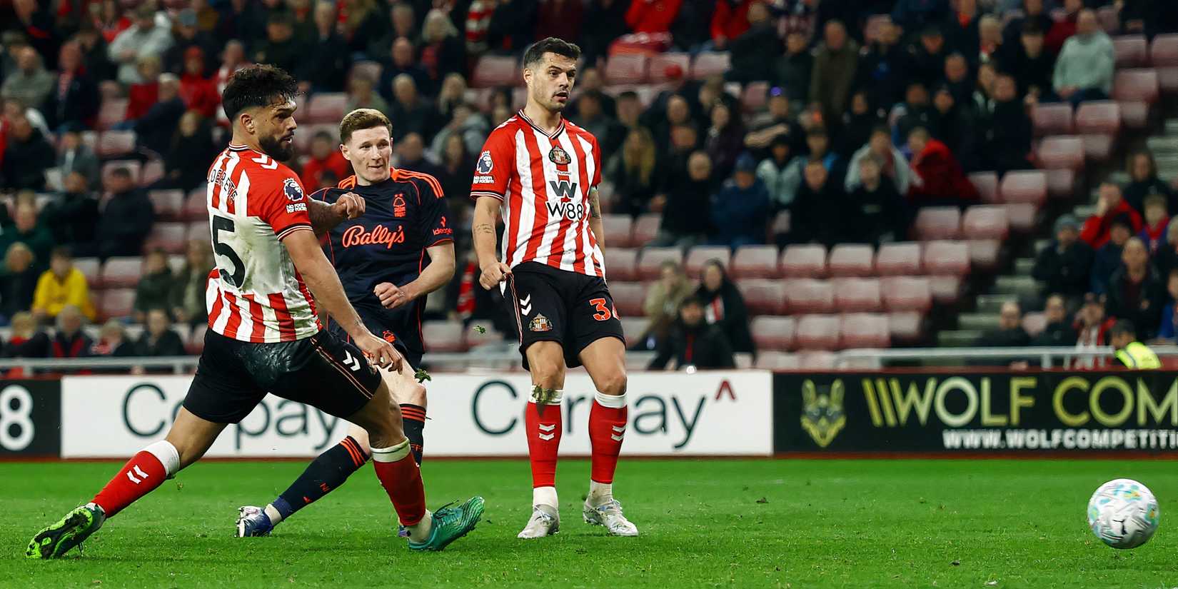 Nottingham Forest's Elliot Anderson scores