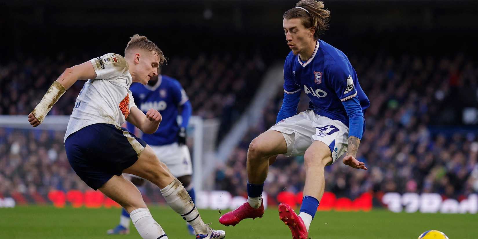 Ali McCann de Preston North End em ação com Jack Clarke de Ipswich Town