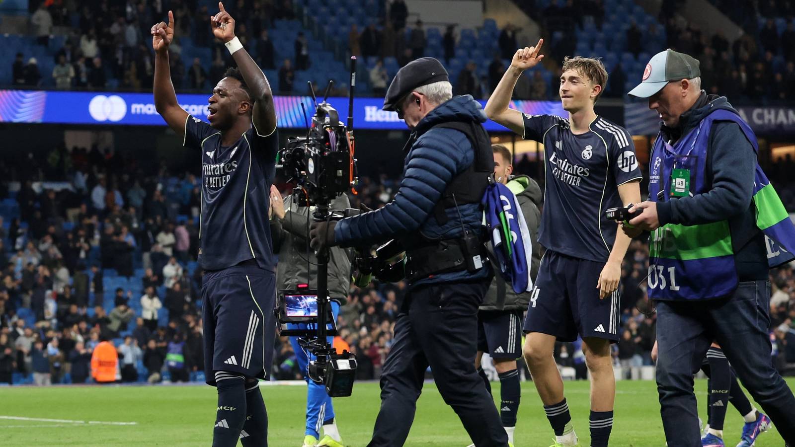 Man Utd now in contact to sign £350k-a-week Real Madrid star with new contract talks stalling