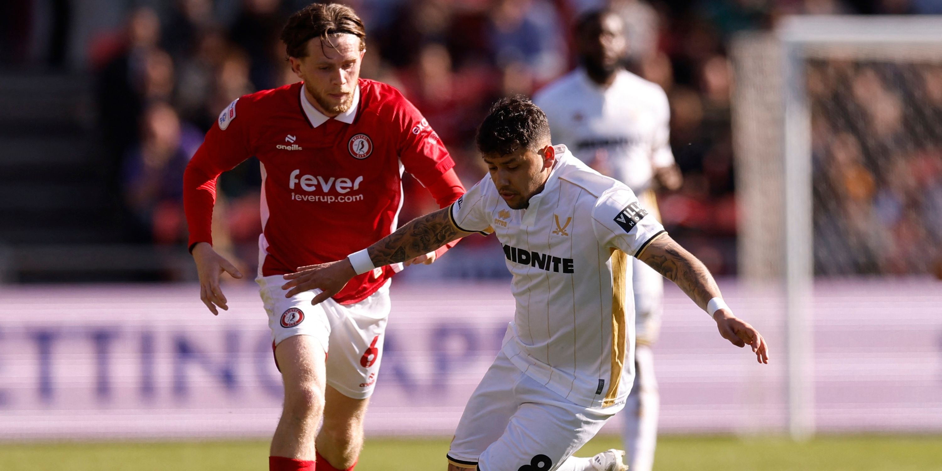 Sheffield United's Gustavo Hamer in action with Bristol City's Max Bird