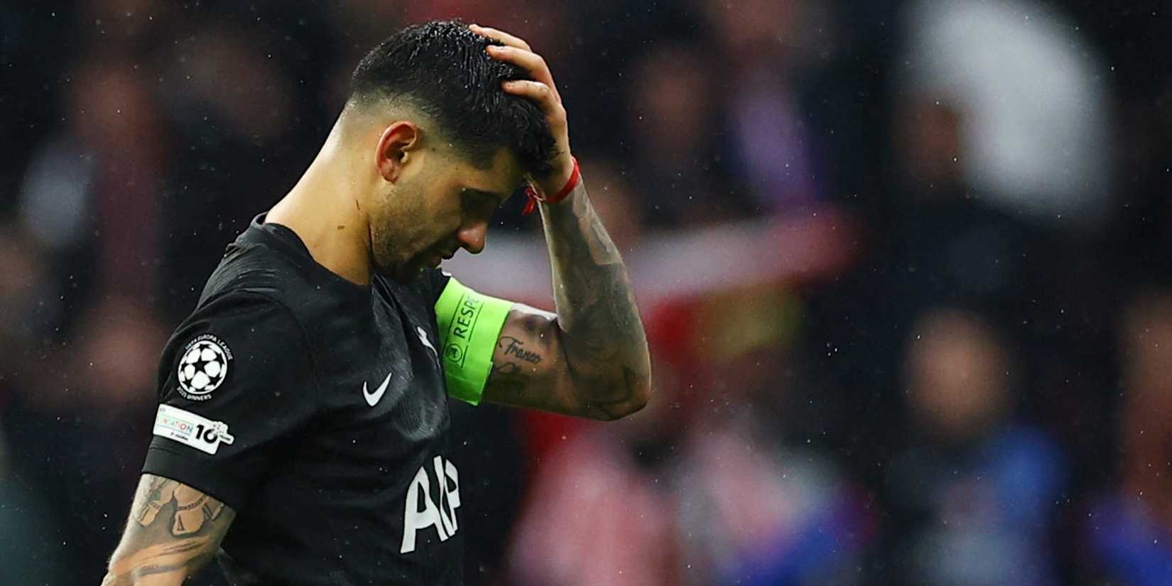 Cristian Romero, do Tottenham Hotspur, deixa o campo após sofrer uma lesão