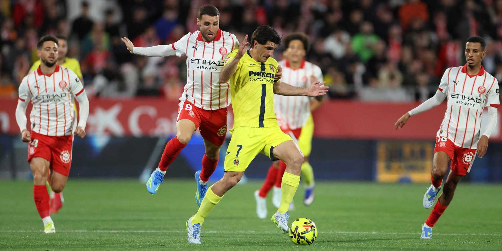    Gerard Moreno, do Villarreal, em ação com Abel Ruiz e Ezzedine Onahi, do Girona 