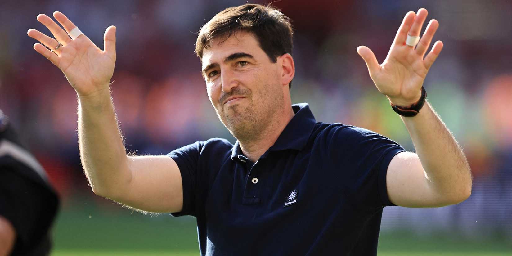 Andoni Iraola, técnico do AFC Bournemouth, cumprimenta seus torcedores após sua última partida pelo clube-1