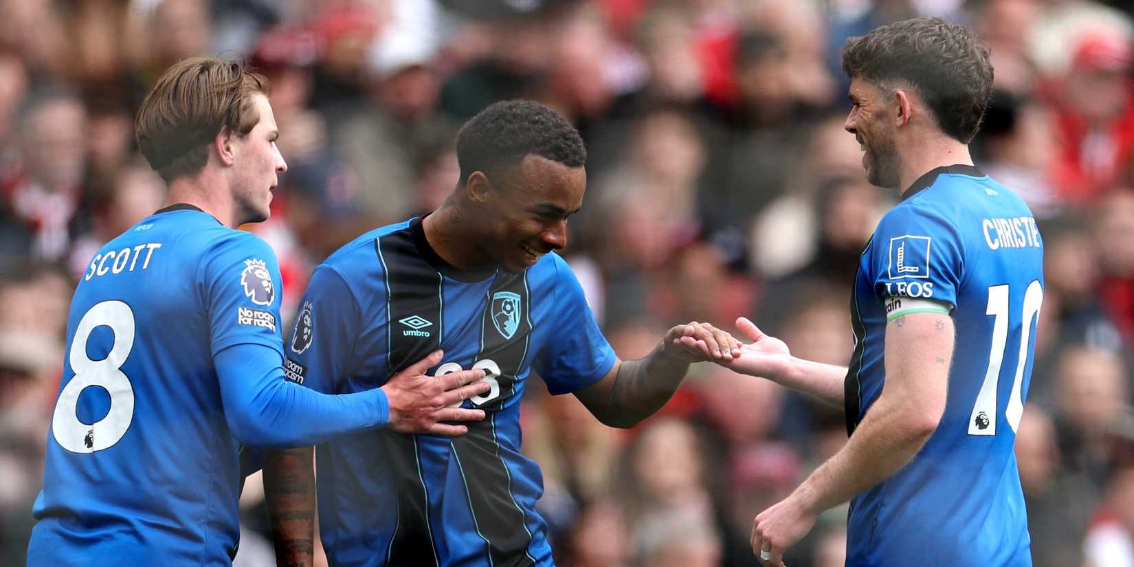 Junior Kroupi, do AFC Bournemouth, comemora seu primeiro gol com Alex Scott e Ryan Christie