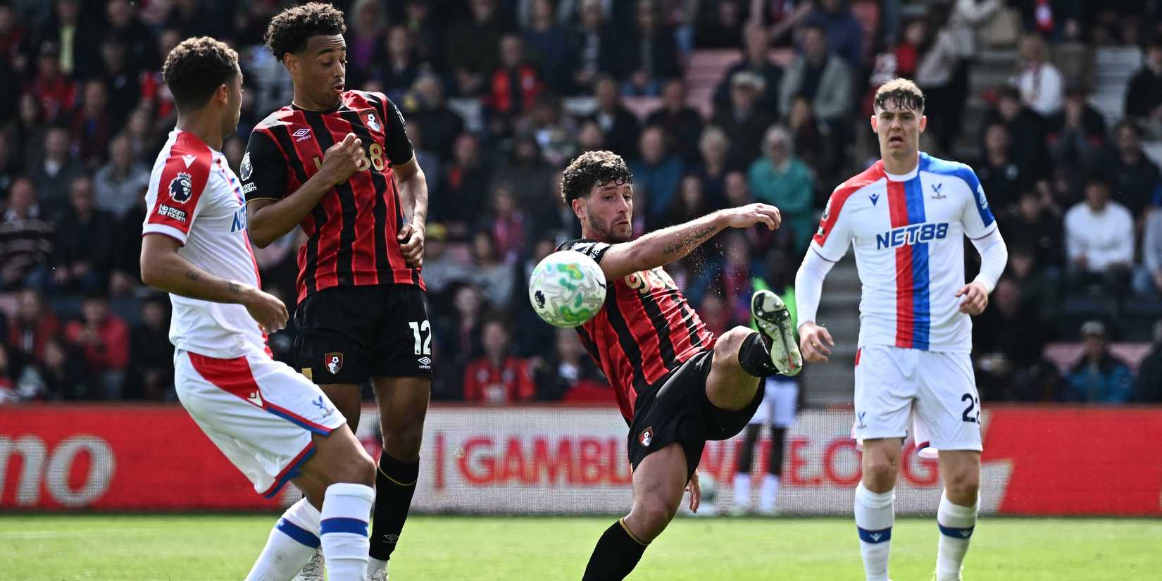     Marcos Senesi, do AFC Bournemouth, em ação