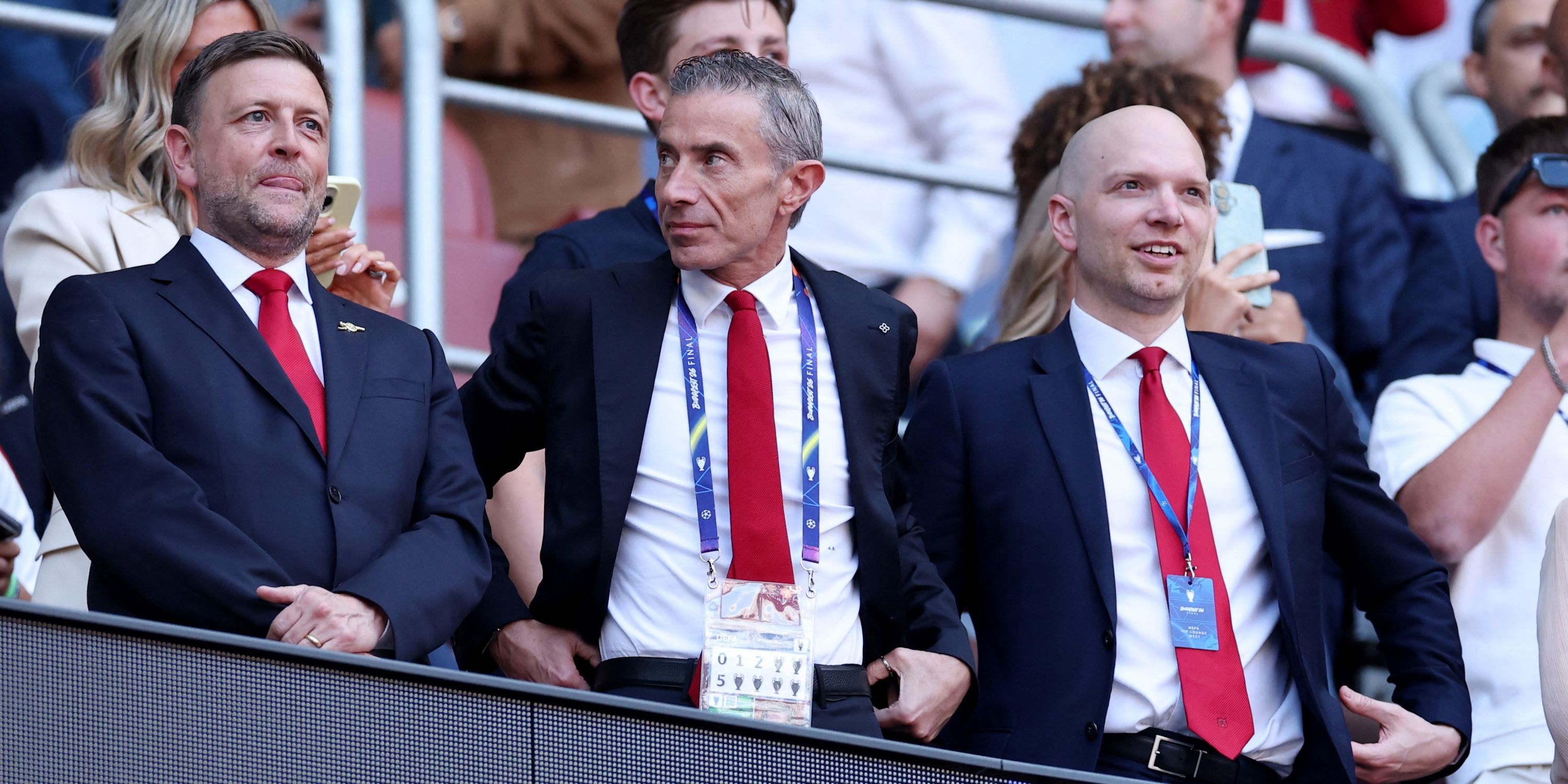 O presidente-executivo do Arsenal, Richard Garlick, o diretor esportivo Andrea Berta e o diretor de operações de futebol, James King.