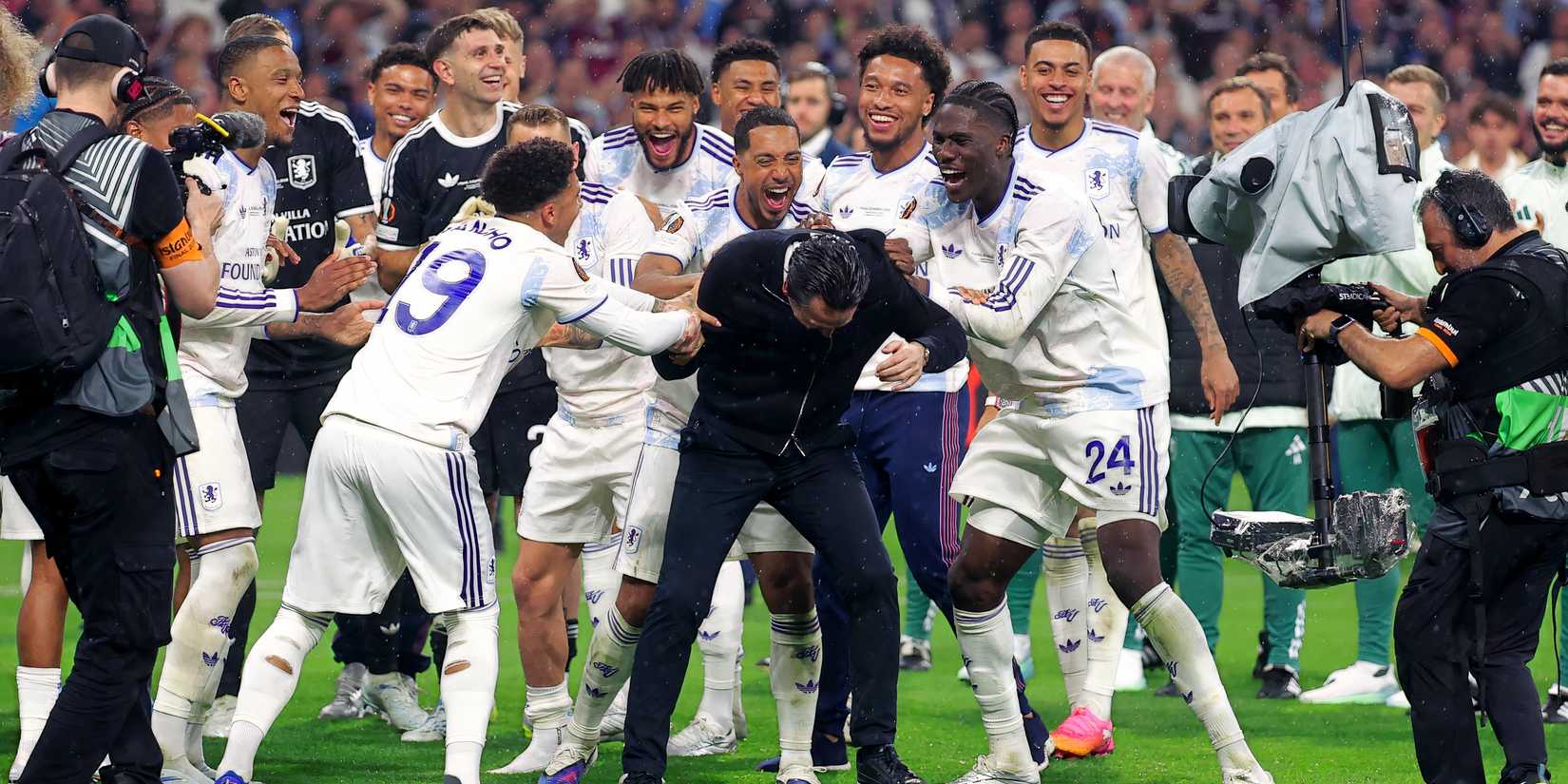 Aston Villa comemora a conquista da Liga Europa