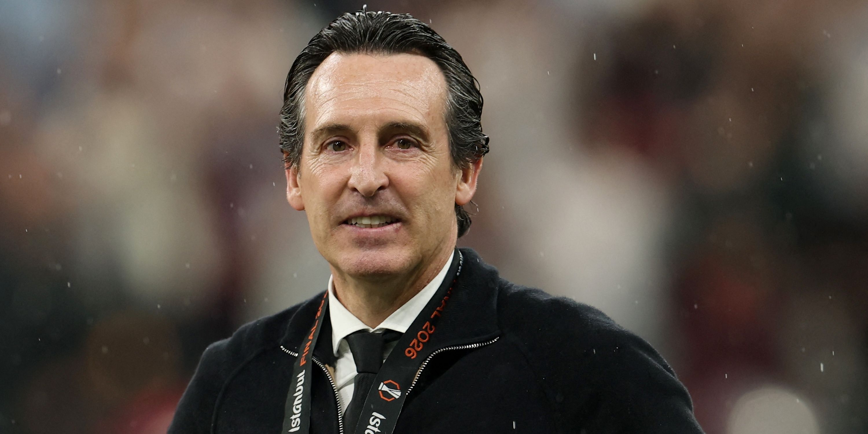 O técnico do Aston Villa, Unai Emery, comemora após vencer a UEFA Europa League.