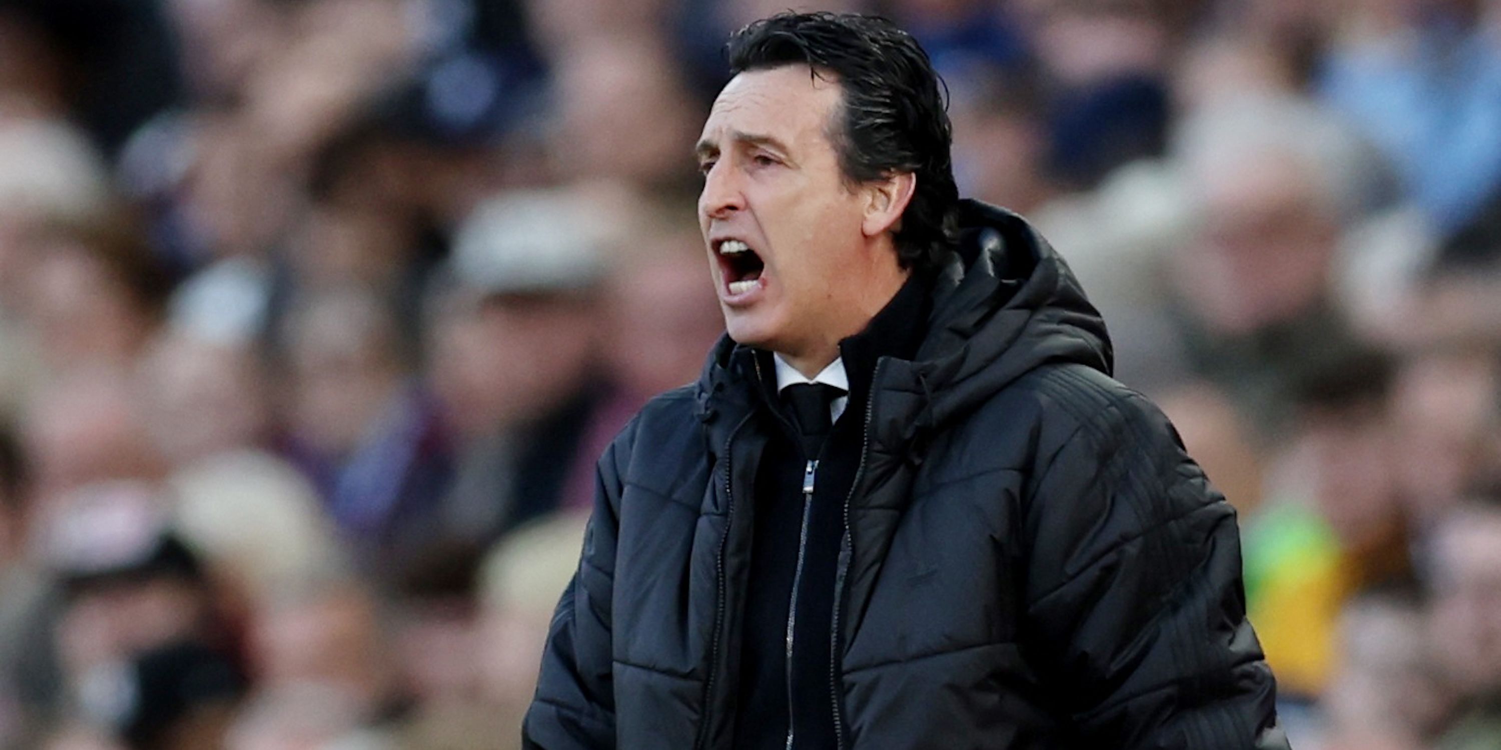 O técnico do Aston Villa, Unai Emery, reage