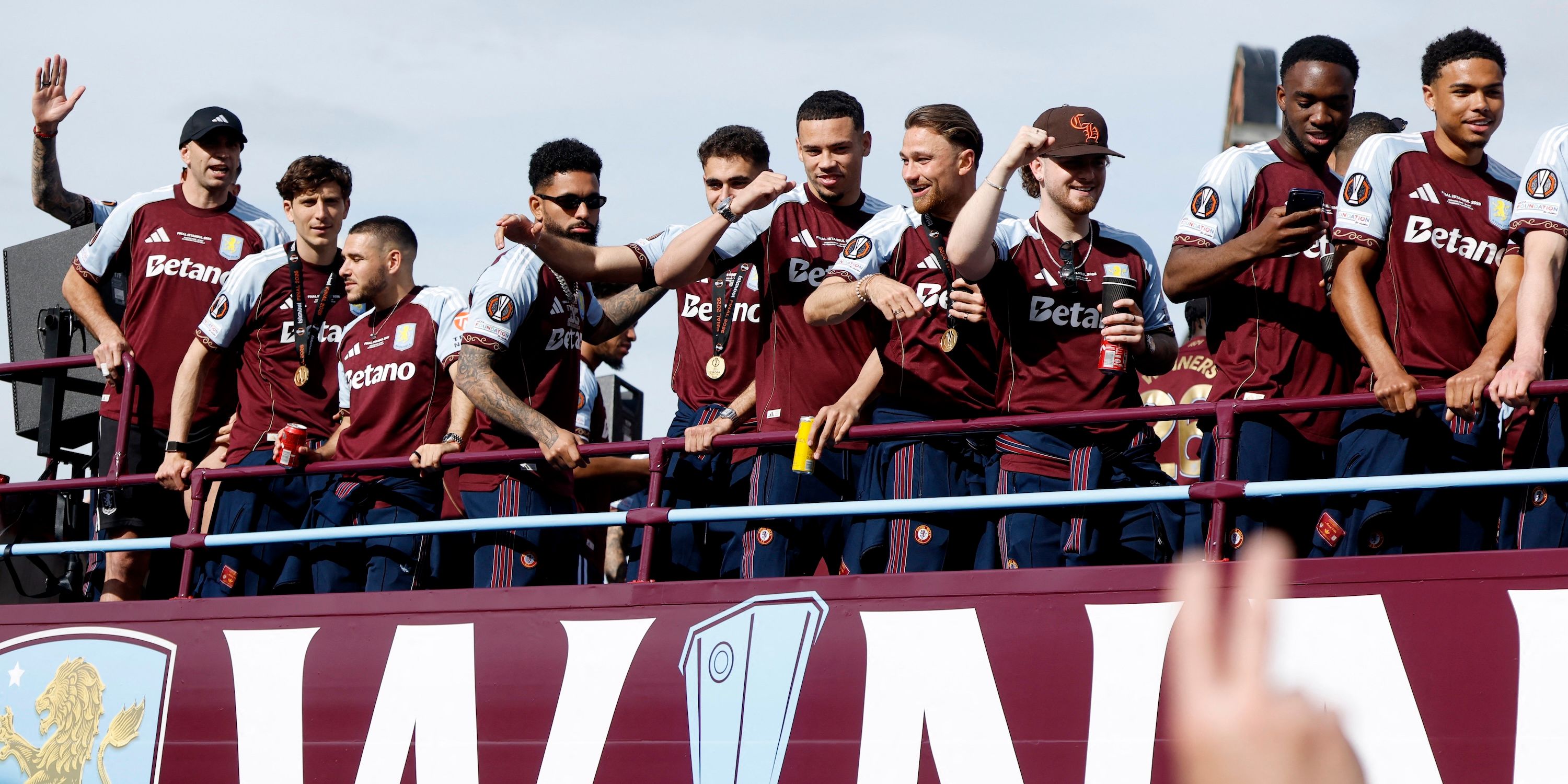 Os jogadores do Aston Villa comemoram a vitória na UEFA Europa League durante a parada da vitória.