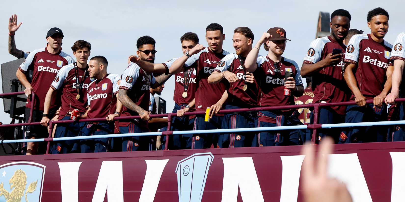 Para pemain Aston Villa merayakan kemenangan Liga Eropa UEFA selama parade kemenangan