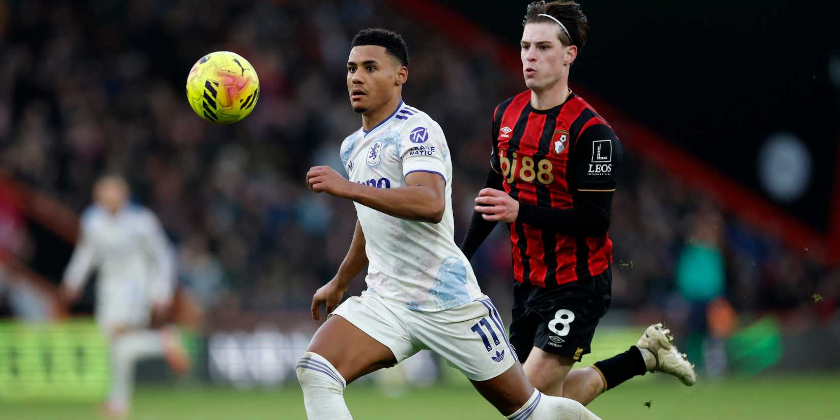     Ollie Watkins, do Aston Villa, em ação com Alex Scott, do AFC Bournemouth 