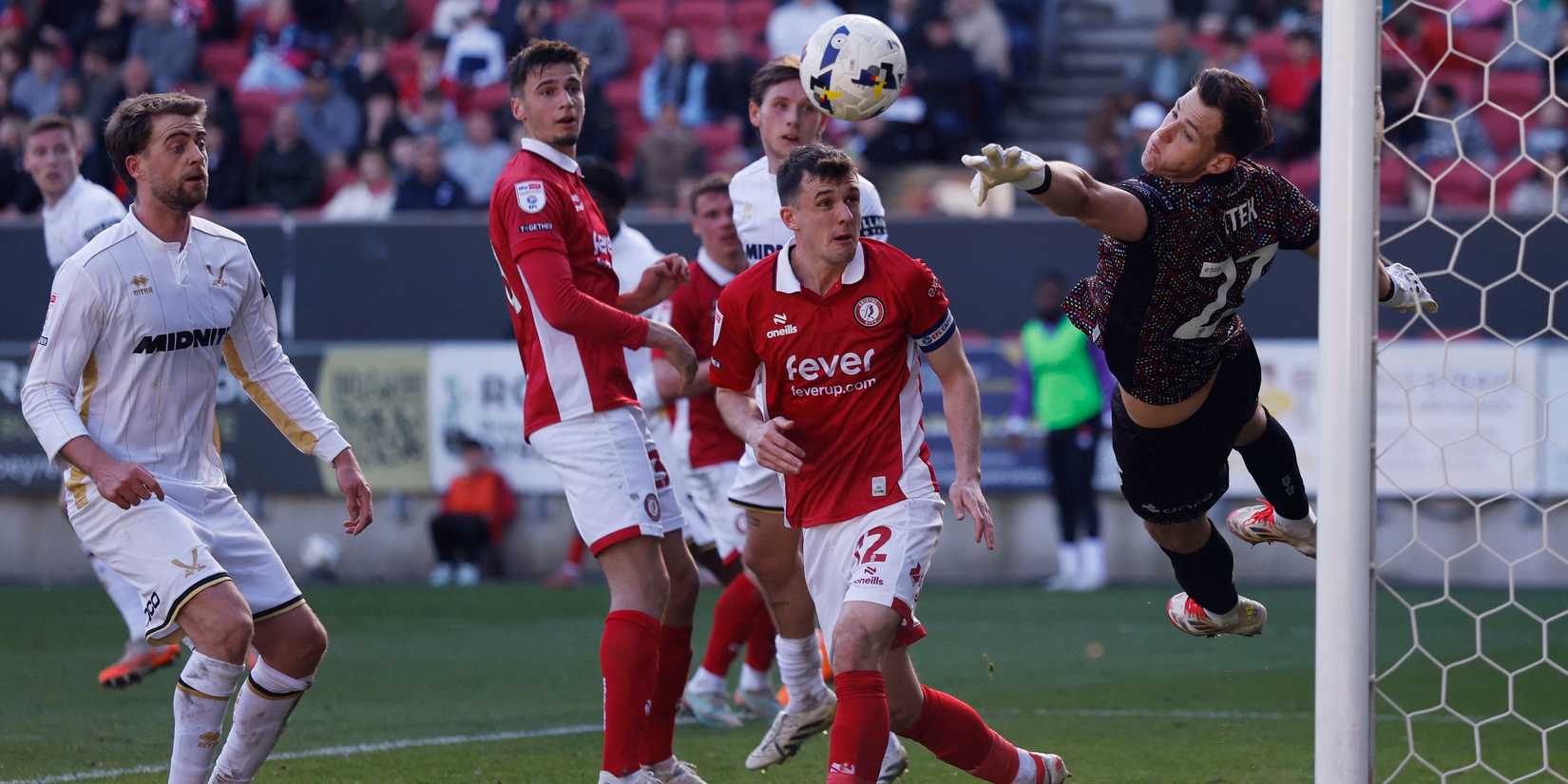 Bristol City's Radek Vitek in action with Sheffield United's Patrick Bamford and Bristol City's Jason Knight
