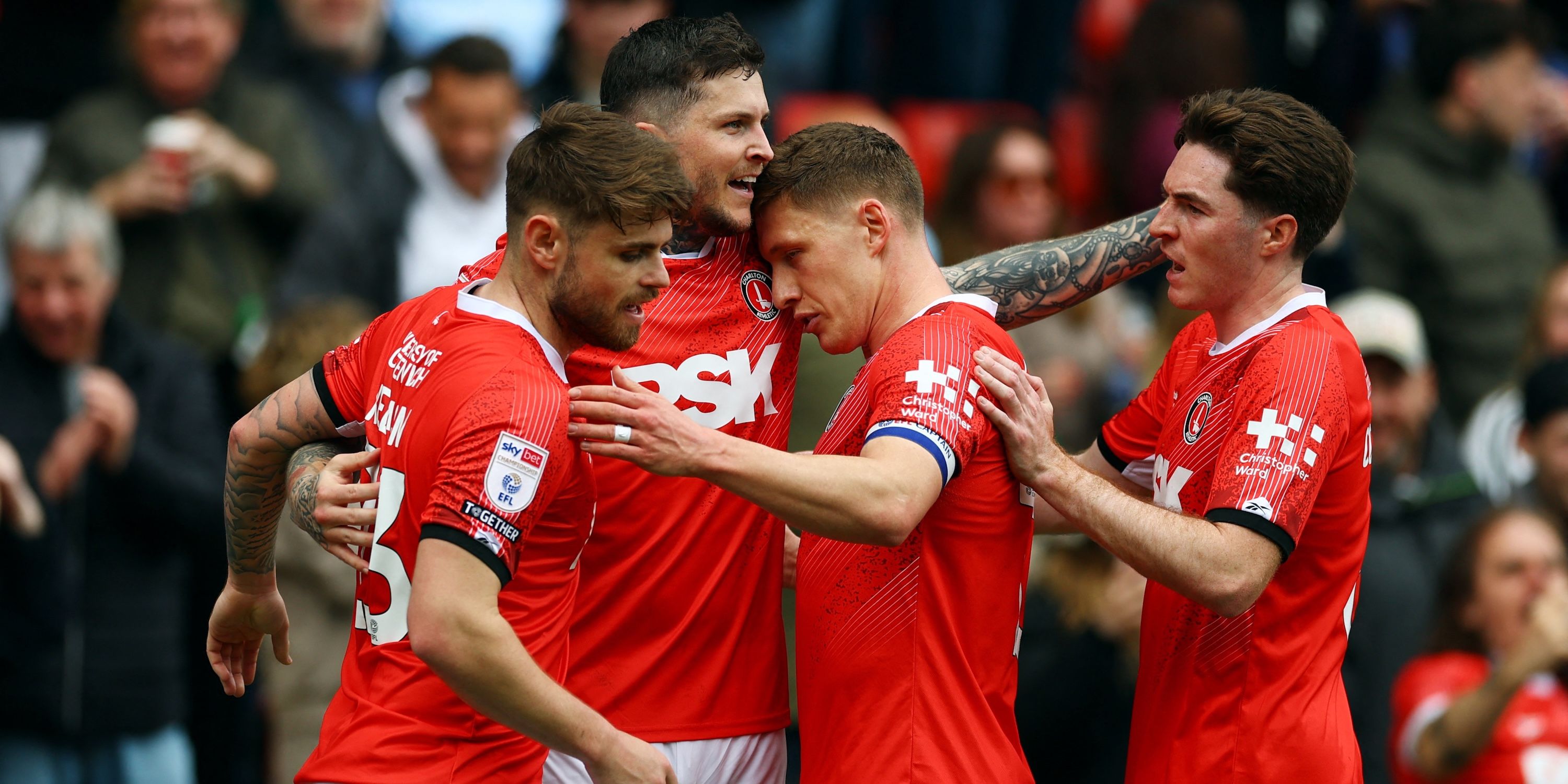 Lyndon Dykes, de Charlton Athletic, celebra con sus compañeros de equipo después de marcar su primer gol 