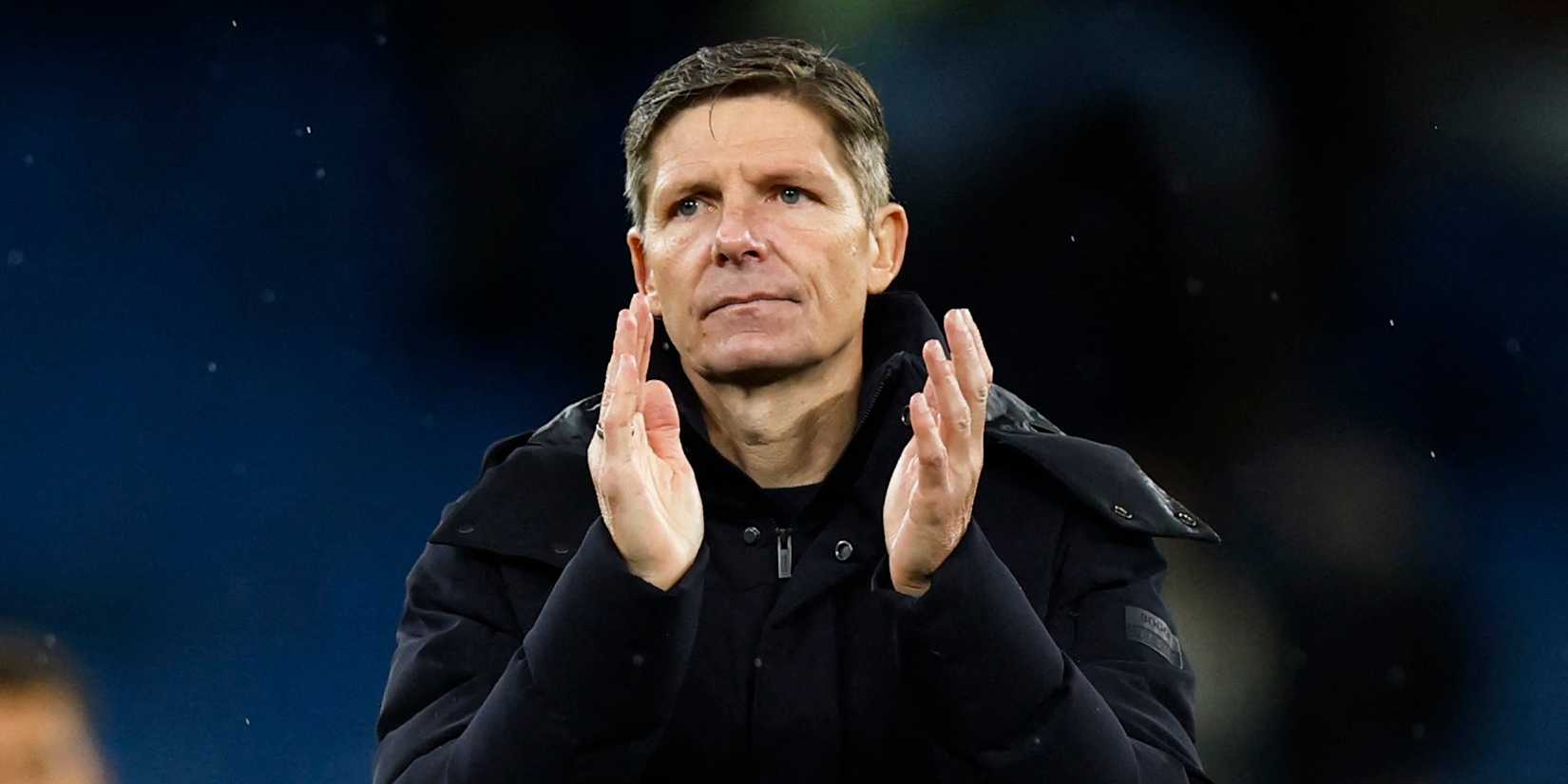 O técnico do Crystal Palace, Oliver Glasner, aplaude os torcedores após a partida