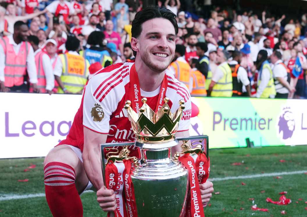 Declan-Rice-Premier-league-trophy