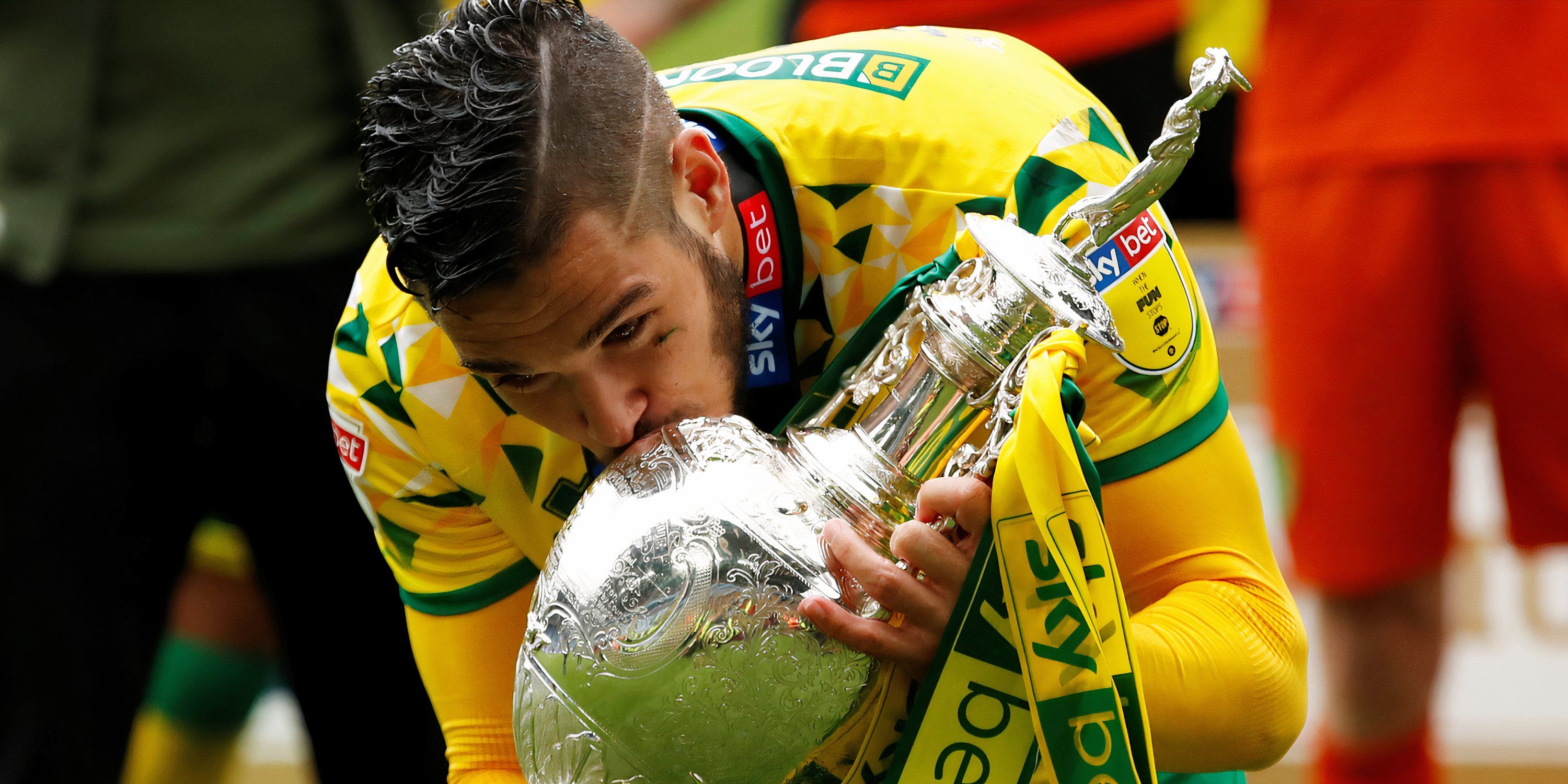 emi-buendia-norwich-trophy