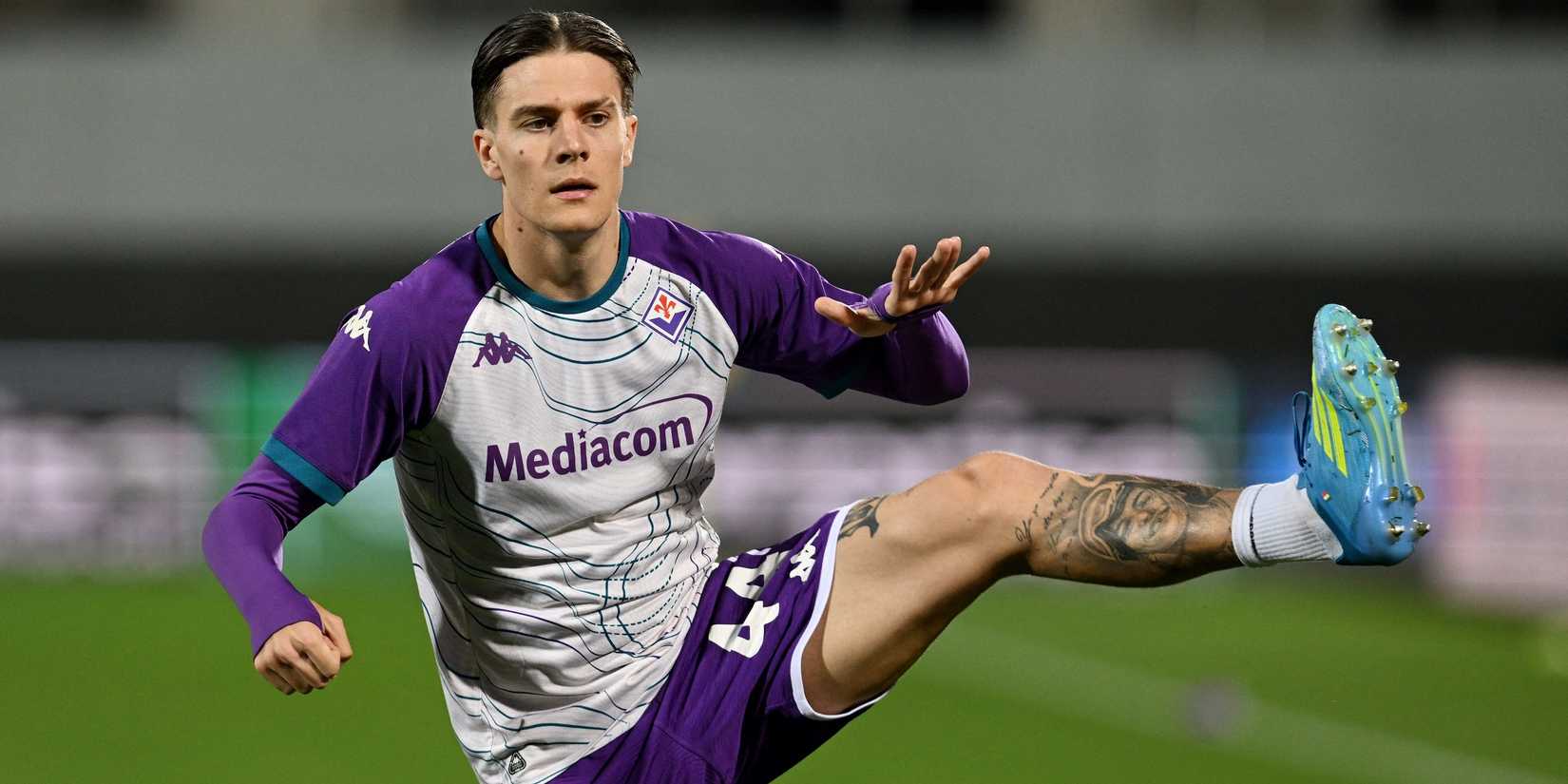 Niccolo Fagioli, da Fiorentina, durante o aquecimento pré-jogo