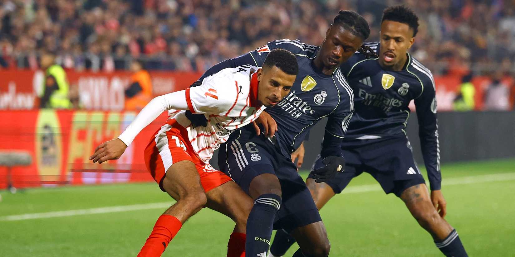     Azzedine Ounahi do Girona em ação com Eduardo Camavinga do Real Madrid
