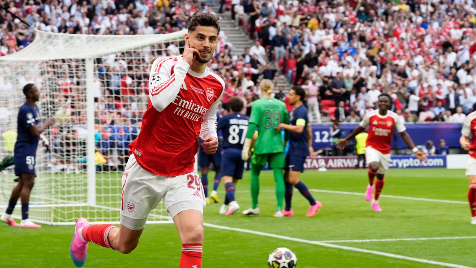 Arsenal submit £86m bid to sign new striker Arsenal submit £86m bid to sign new striker