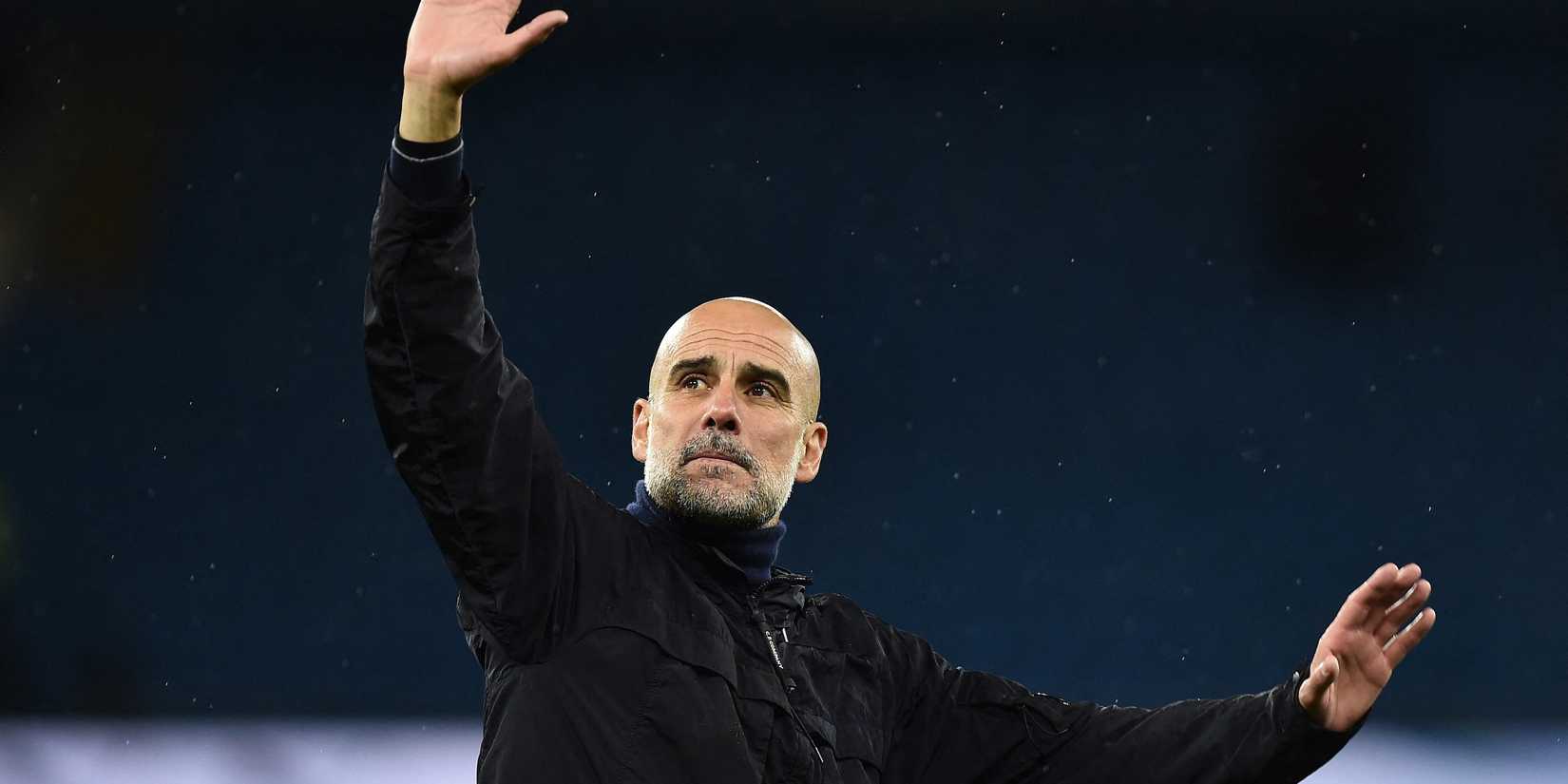 O técnico do Manchester City, Pep Guardiola, comemora após a partida.