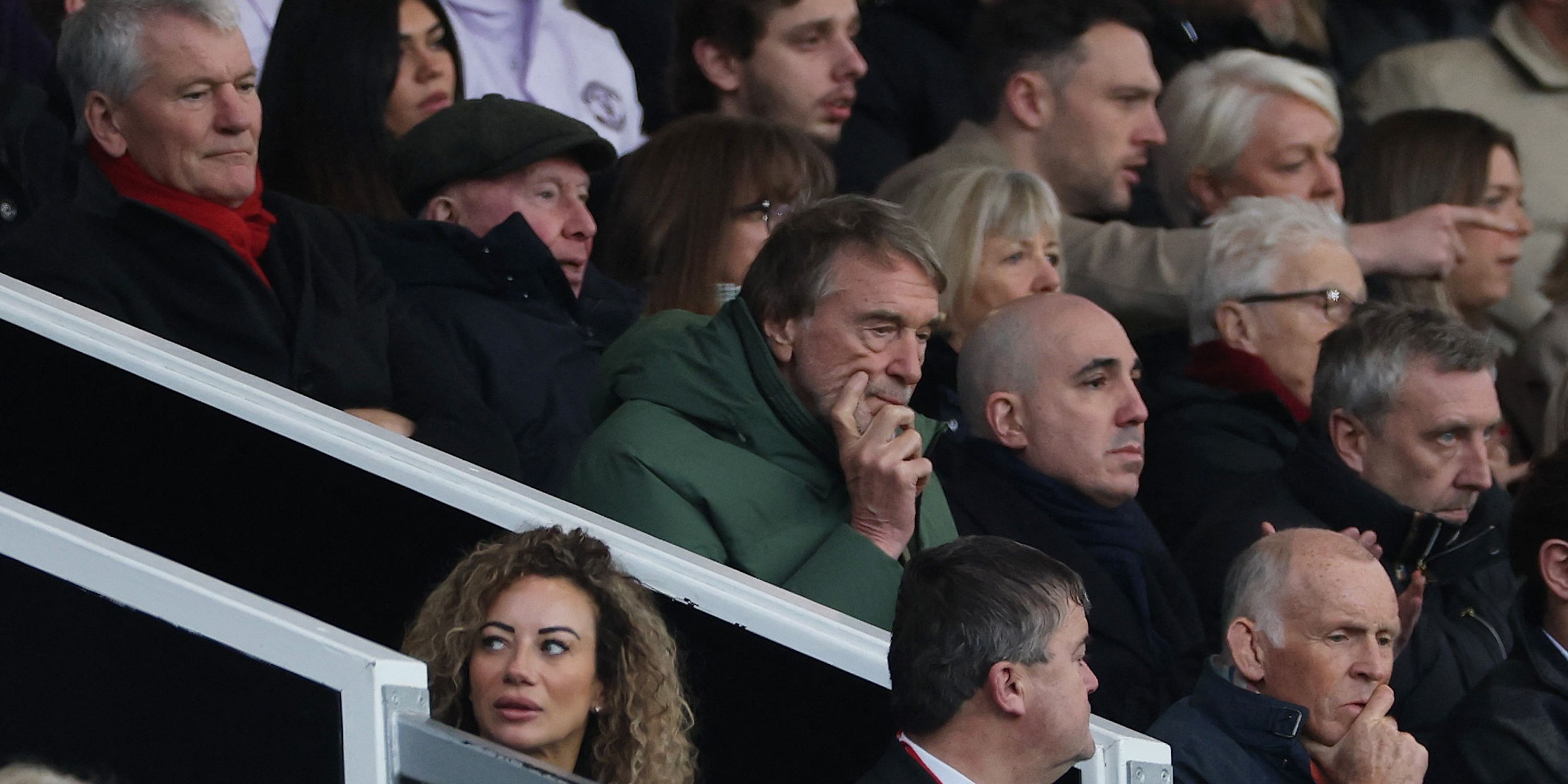     Jim Ratcliffe, coproprietário do Manchester United, o presidente-executivo Omar Berrada, o diretor técnico Jason Wilcox e o vice-presidente da associação de futebol David Gill.