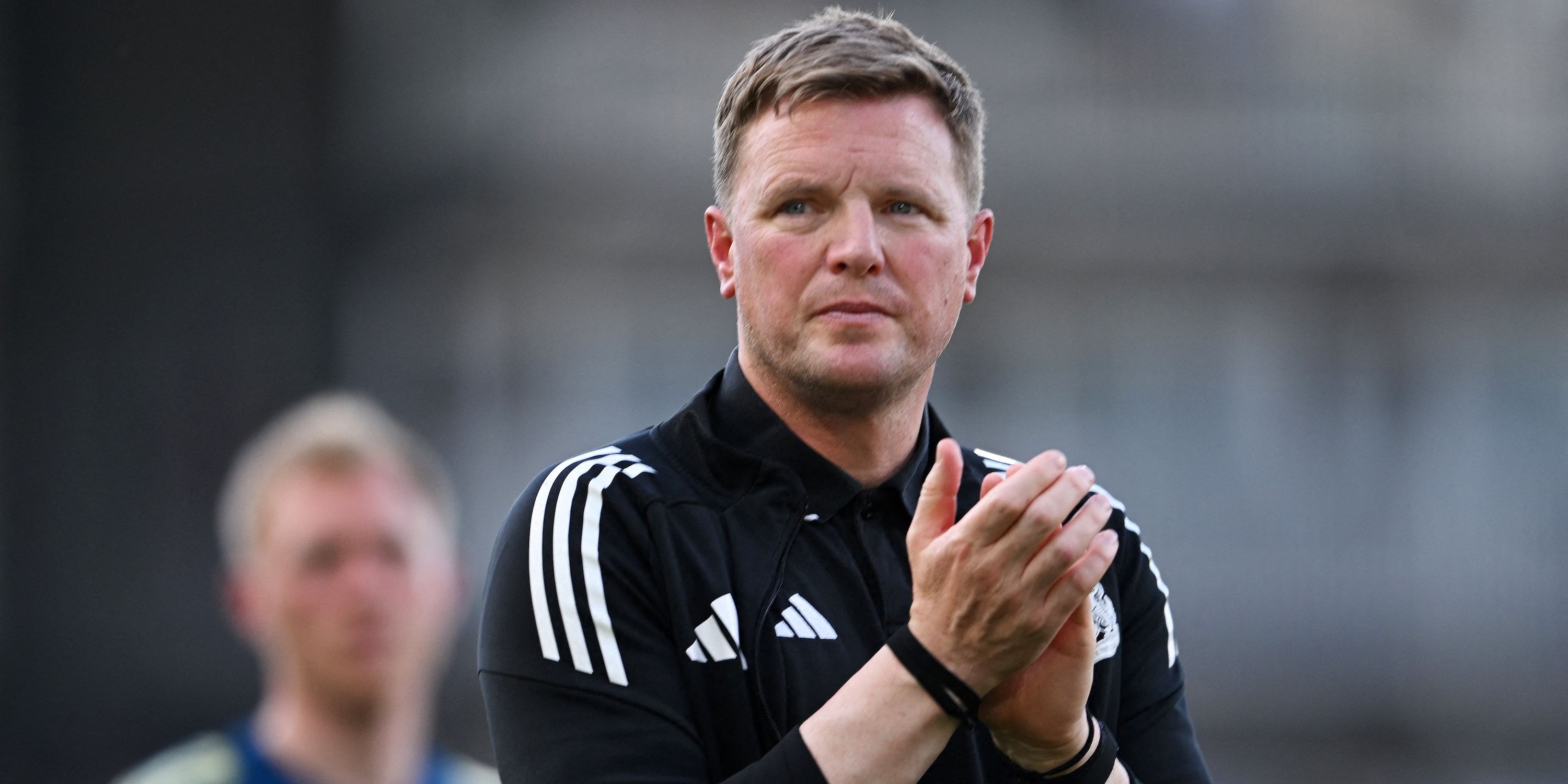 O técnico do Newcastle United, Eddie Howe, aplaude os torcedores após a partida