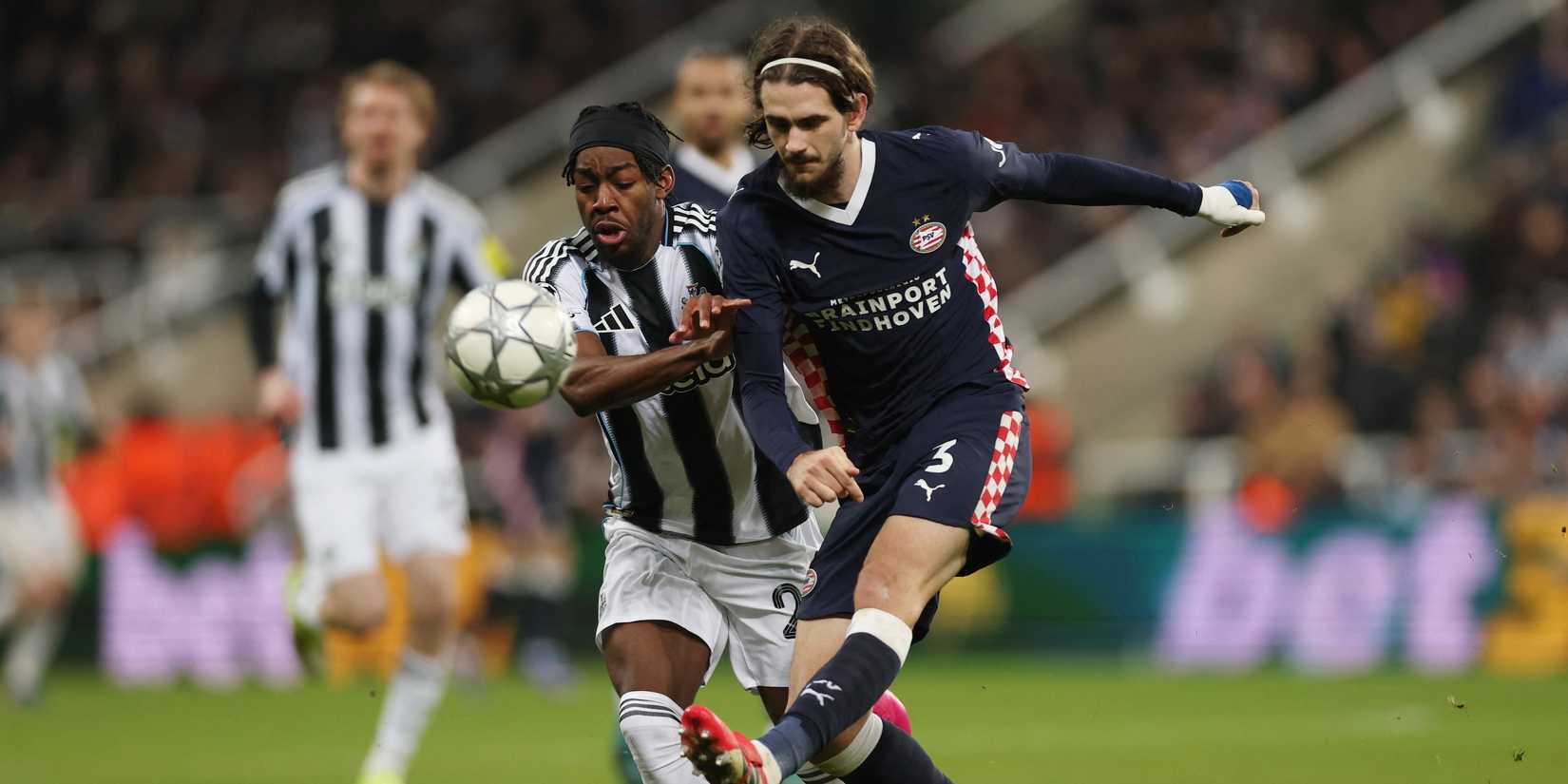 Anthony Elanga dari Newcastle United beraksi bersama Yarek Gasiorowski dari PSV Eindhoven 
