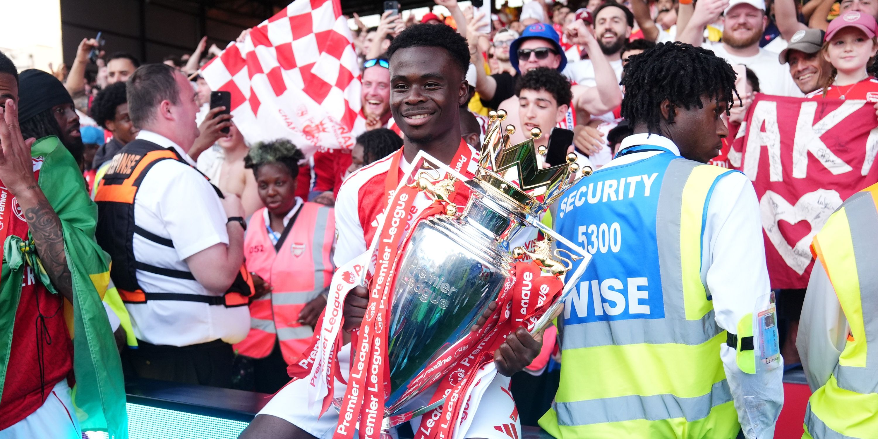 Saka-Arsenal-Premier-League-Troféu