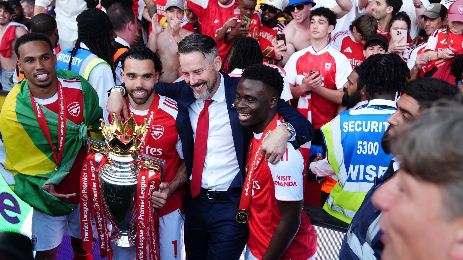 Arsenal begin talks to sign Saka 2.0 Arsenal begin talks to sign Saka 2.0