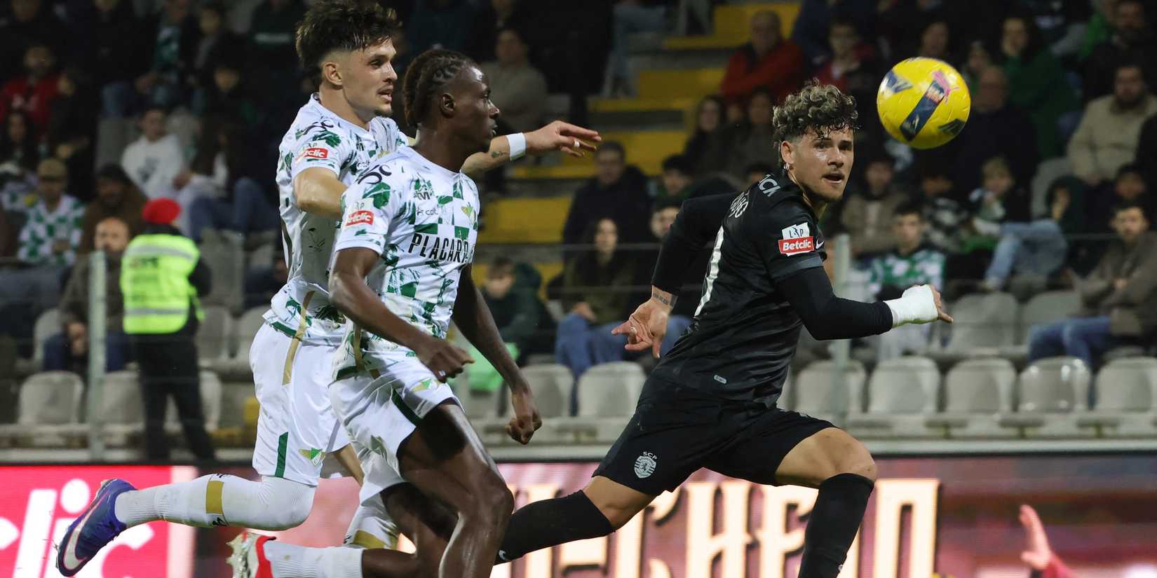  Sporting CP's Maximiliano Araujo in action with Moreirense's Gilberto Batista and Dinis Pinto
