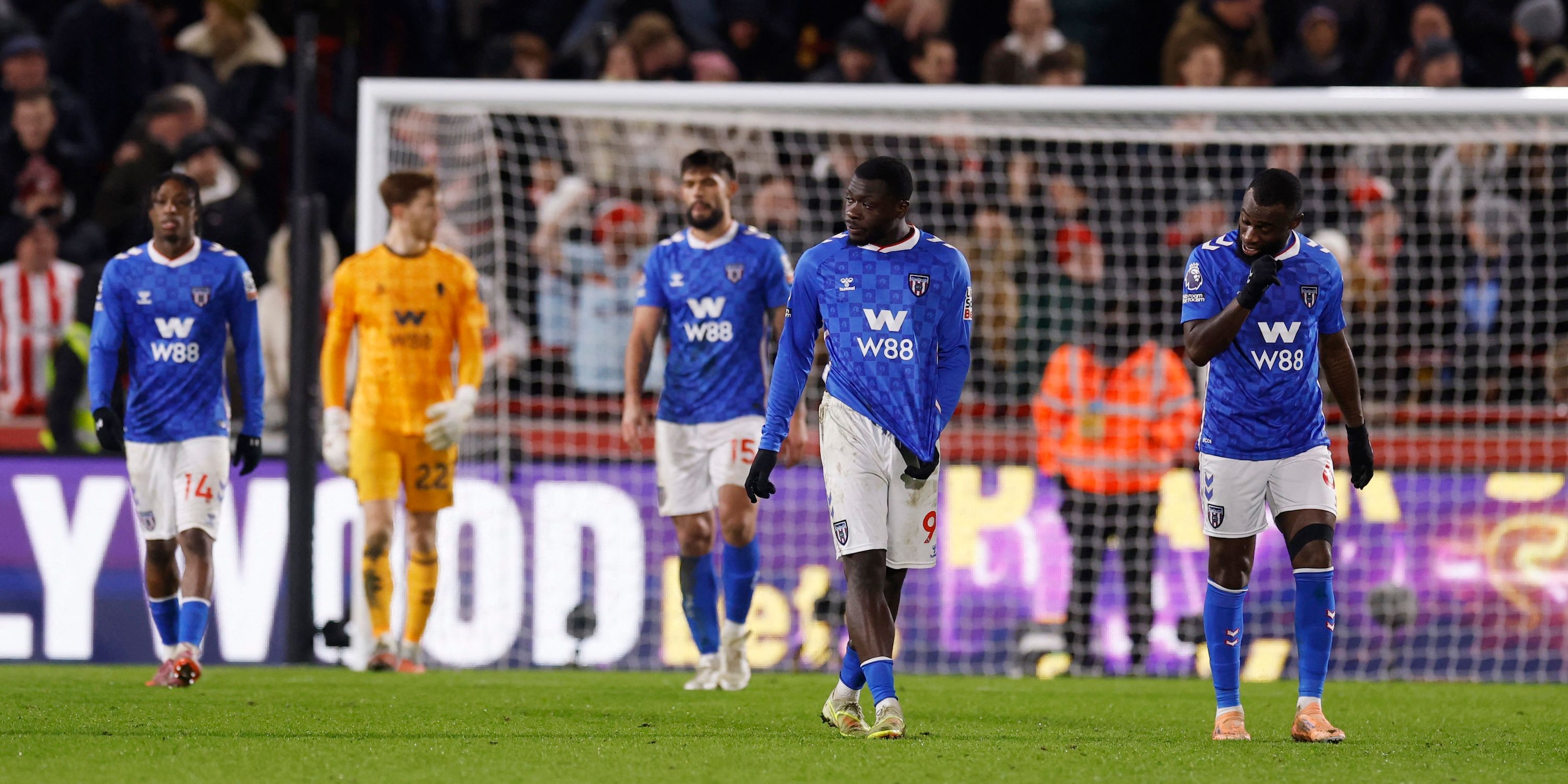 Brian Broby e Lotsherrill Gertrude, do Sunderland, parecem chateados após os gols de Yavor Yarmuluk, do Brentford