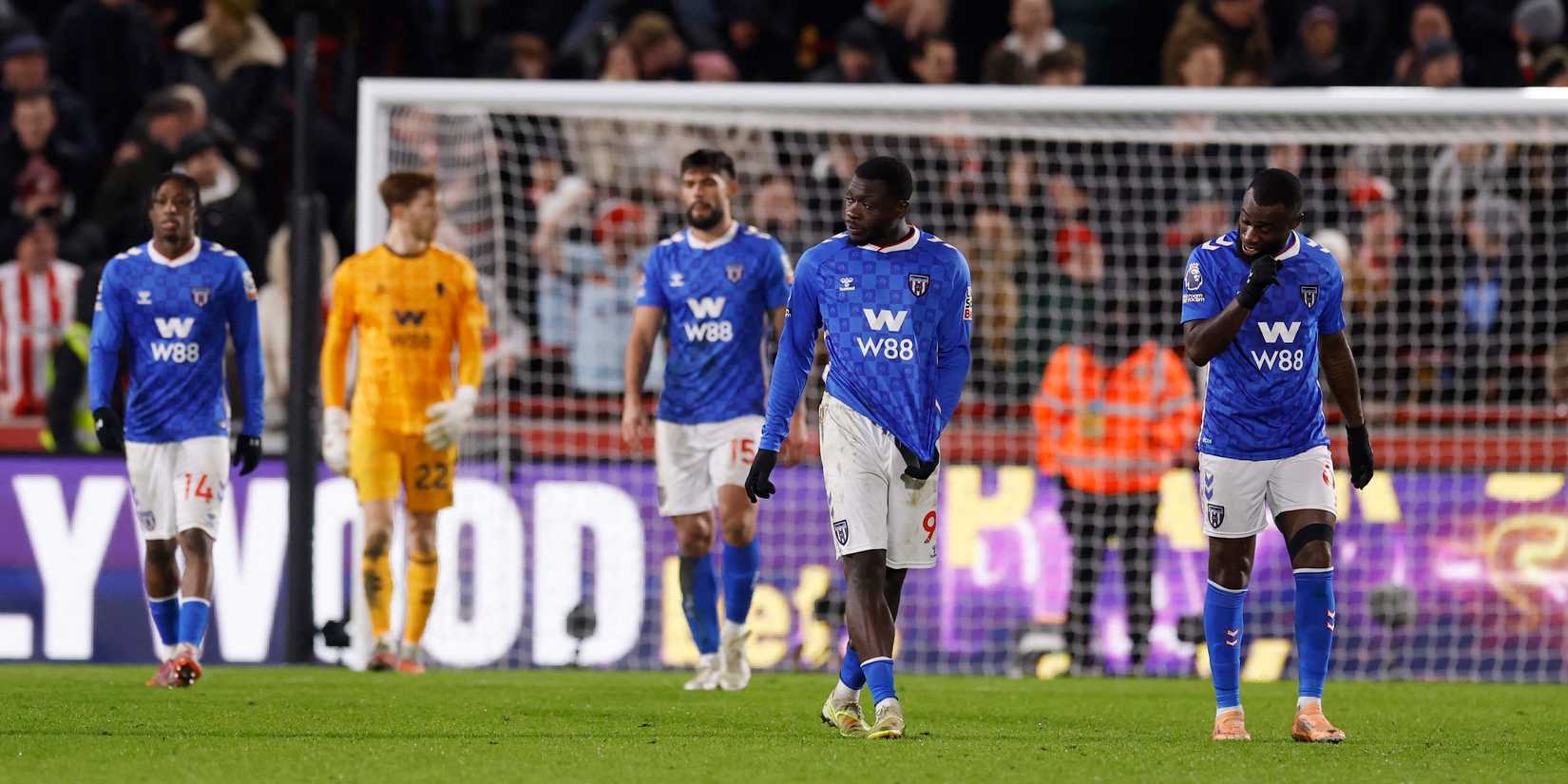 Brian Brobbey e Lutsharel Geertruida, do Sunderland, parecem desanimados após os gols de Yehor Yarmoliuk, do Brentford