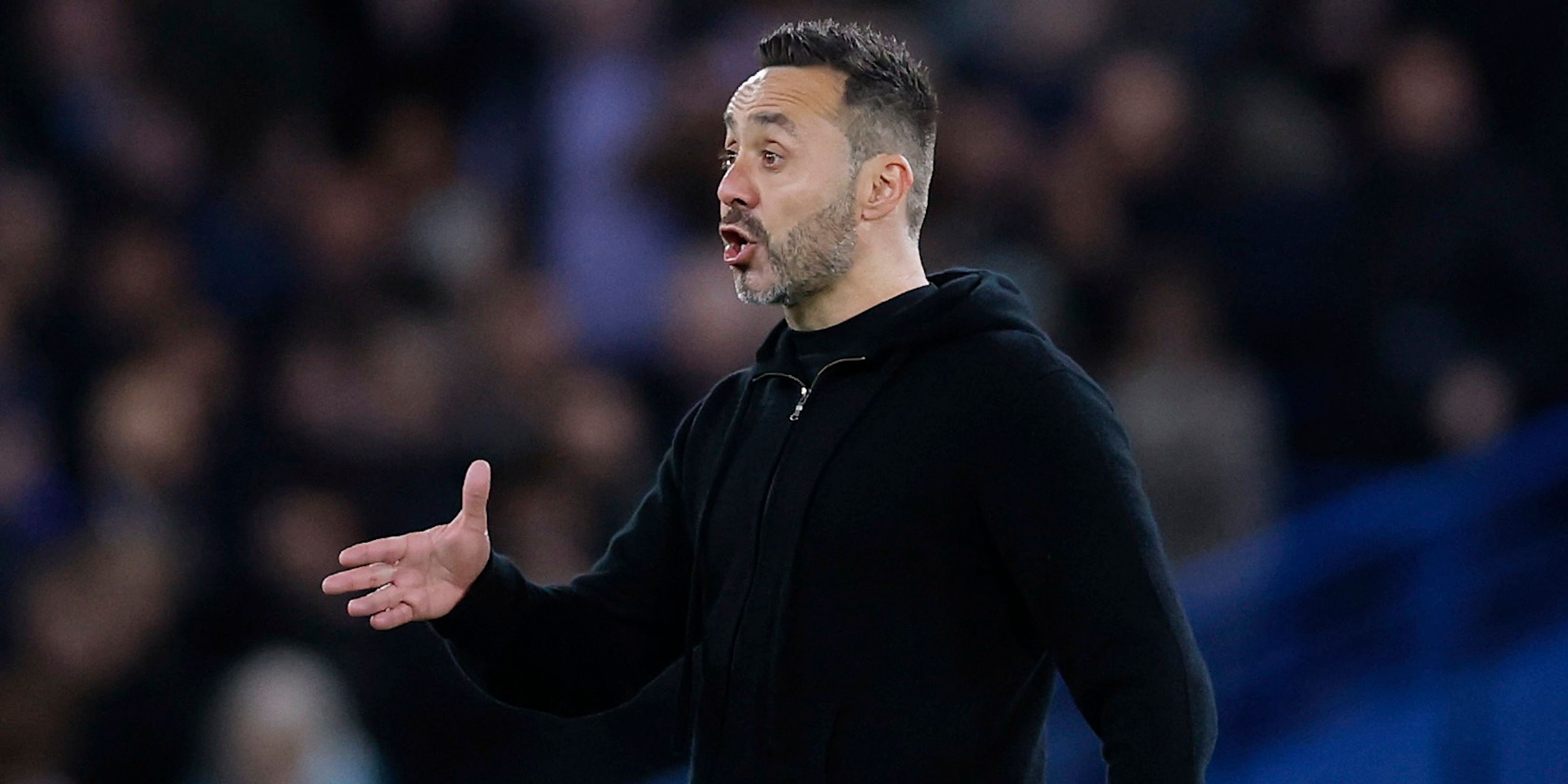 O técnico do Tottenham Hotspur, Roberto De Zerbi, parece abatido após a partida