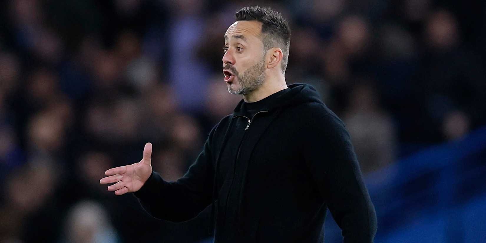 O técnico do Tottenham Hotspur, Roberto De Zerbi, parece abatido após a partida