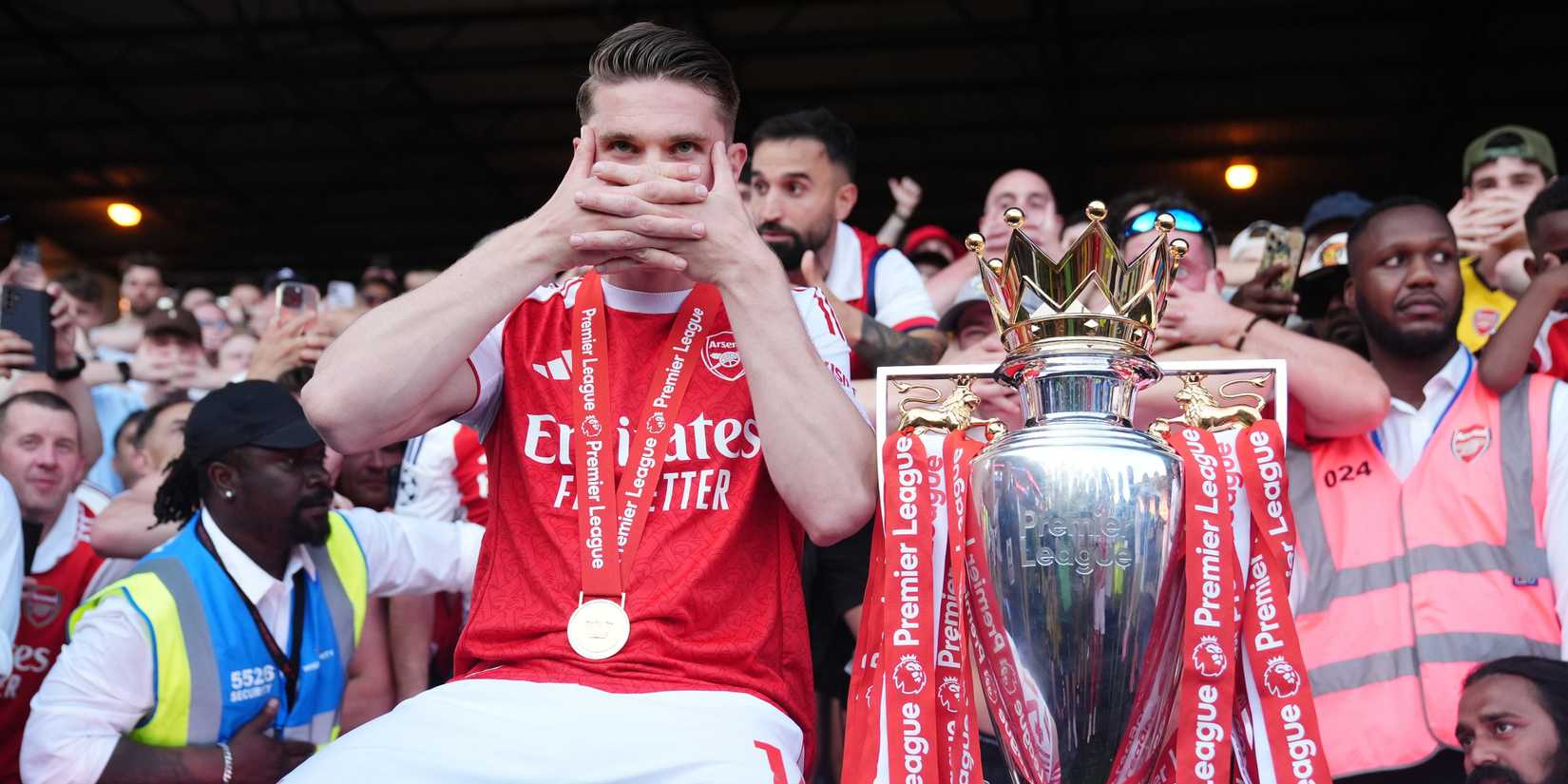 Viktor-Gyokeres-Arsenal-premier-league-trophy
