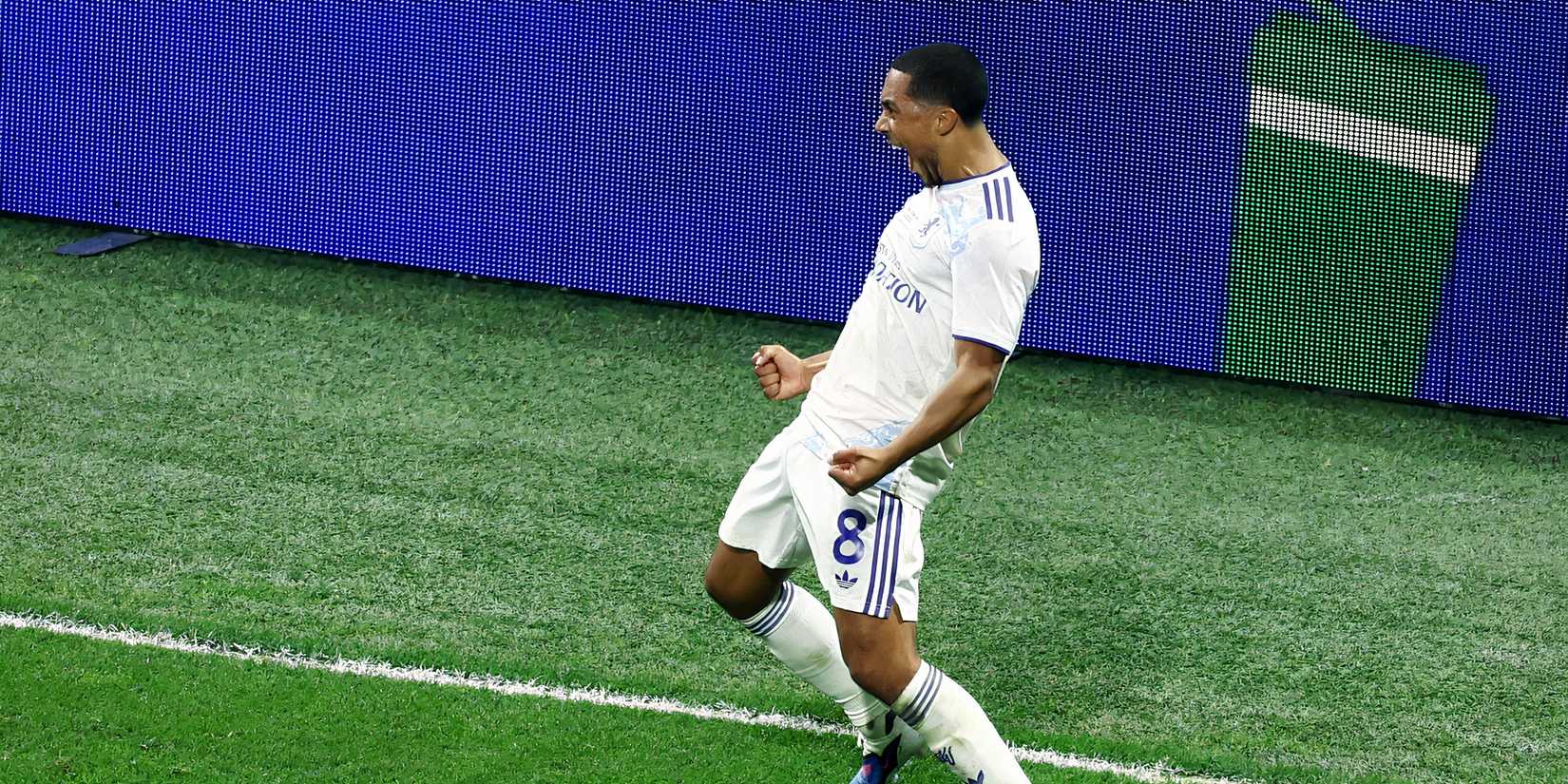 Youri Tielemans comemora pelo Aston Villa